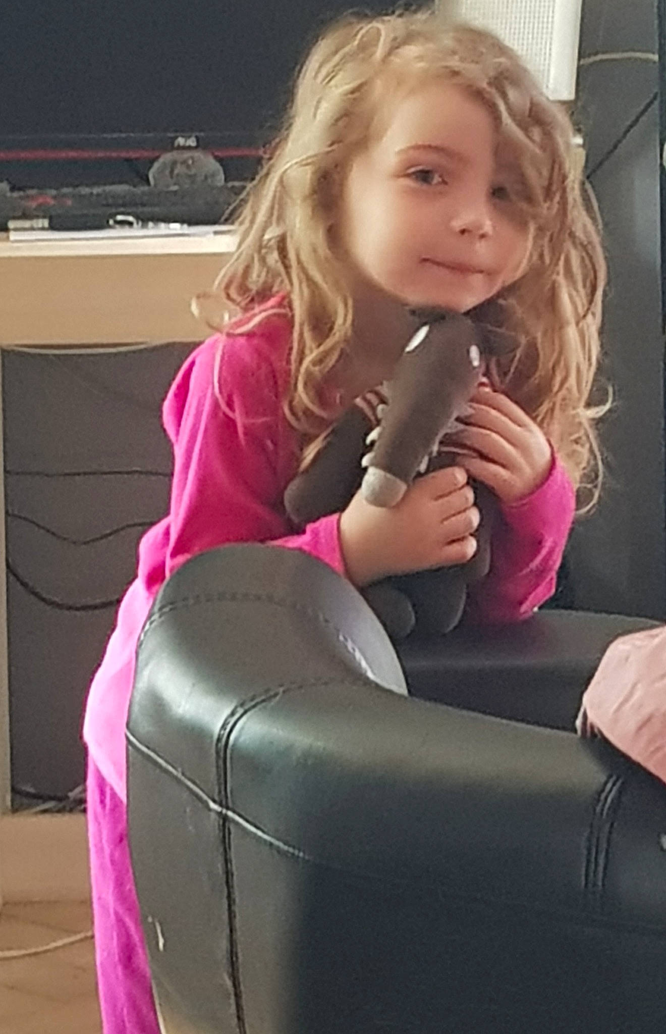 Solarah a rejoint le concours — aidez-le/la à gagner de superbes lots ! blond, child, furniture, hair, hairstyle, leg, leggings, long_hair, person, pink, play, sitting, toddler