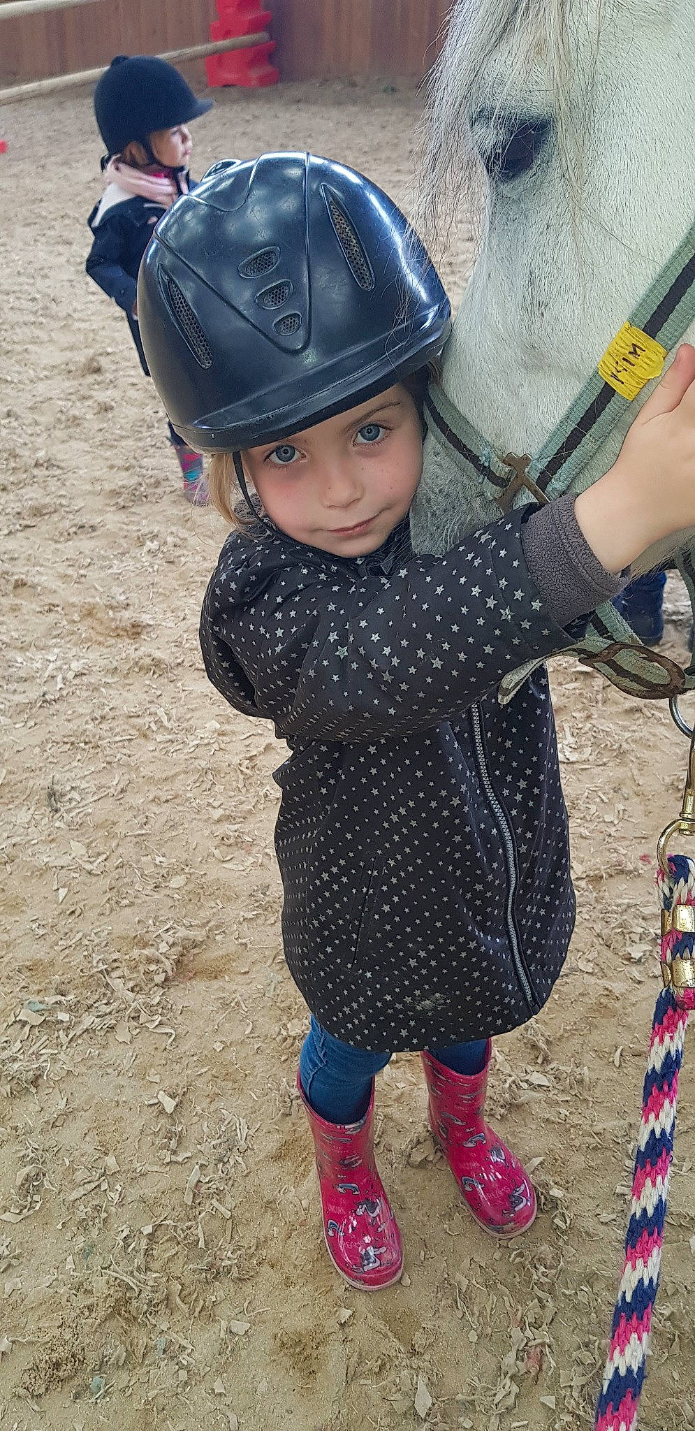 Solarah participe au concours pour gagner de l'argent avec cette photo : cap, child, fashion_accessory, footwear, glove, headgear, headwear, helmet, person, personal_protective_equipment, play, recreation, shoe, smile, soil, sports_gear, toddler
