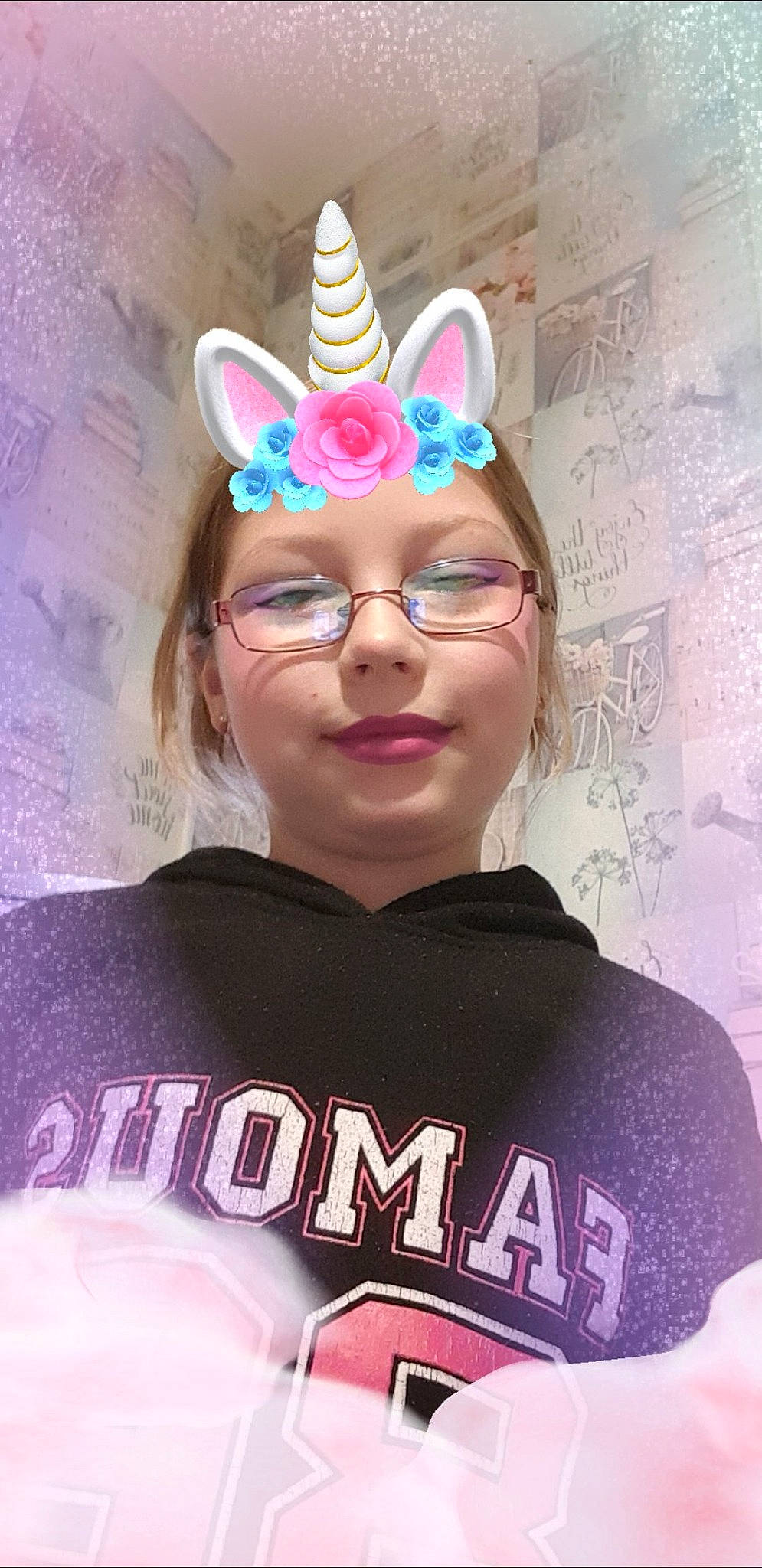 Léna participe au concours pour gagner de l'argent avec cette photo : cool, ear, eyewear, fictional_character, forehead, glasses, head, illustration, magenta, person, photography, pink, style, vision_care