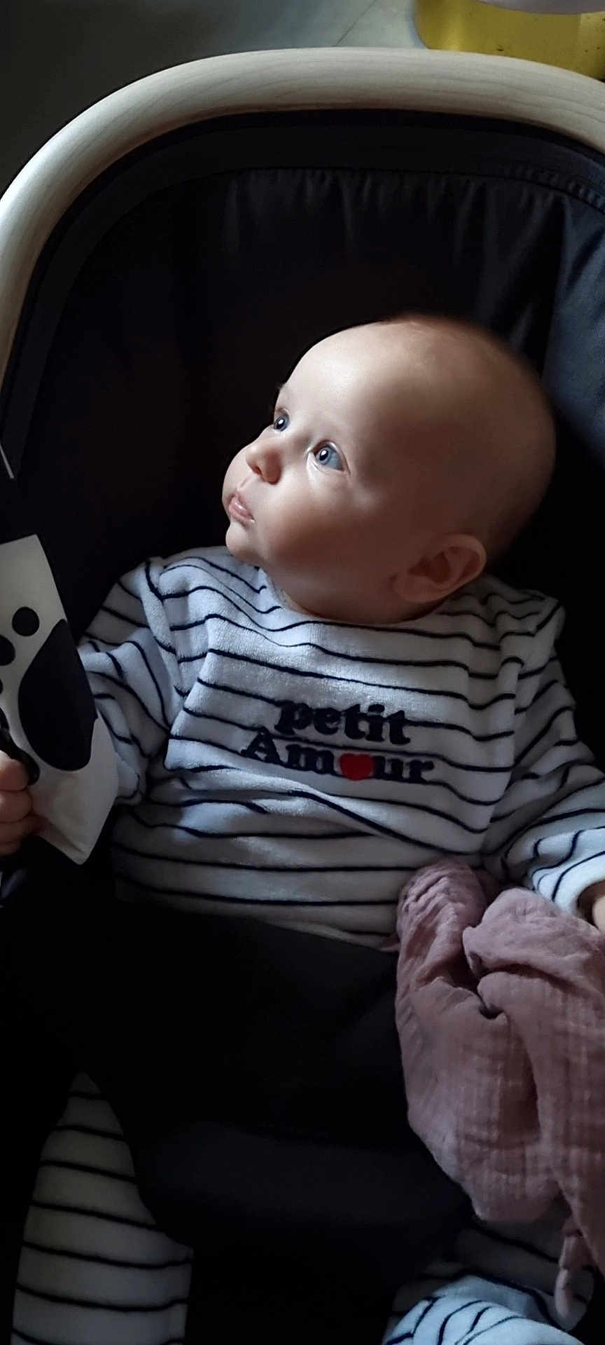 Sasha participe au concours pour gagner de l'argent avec cette photo : baby, infant, child, striped_clothing, blue_eyes, soft_toy, blanket, seated, cushioned_seat, portrait, indoor, cute, looking_away, human, small_hand, cozy, striped_pajamas, face, head, expression
