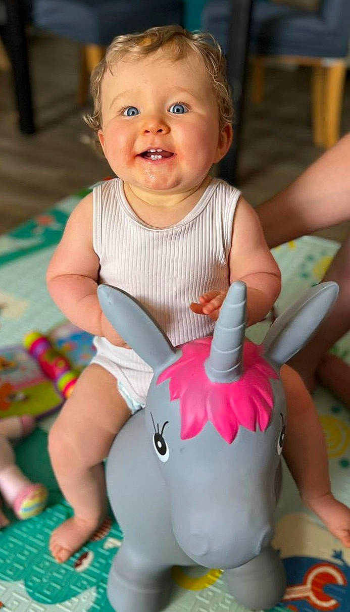 Enyde participe au concours pour gagner de l'argent avec cette photo : baby, baby_products, baby_toddler_clothing, cheek, child, eye, face, facial_expression, finger, fun, happy, head, iris, organ, person, pink, product, skin, smile, toddler