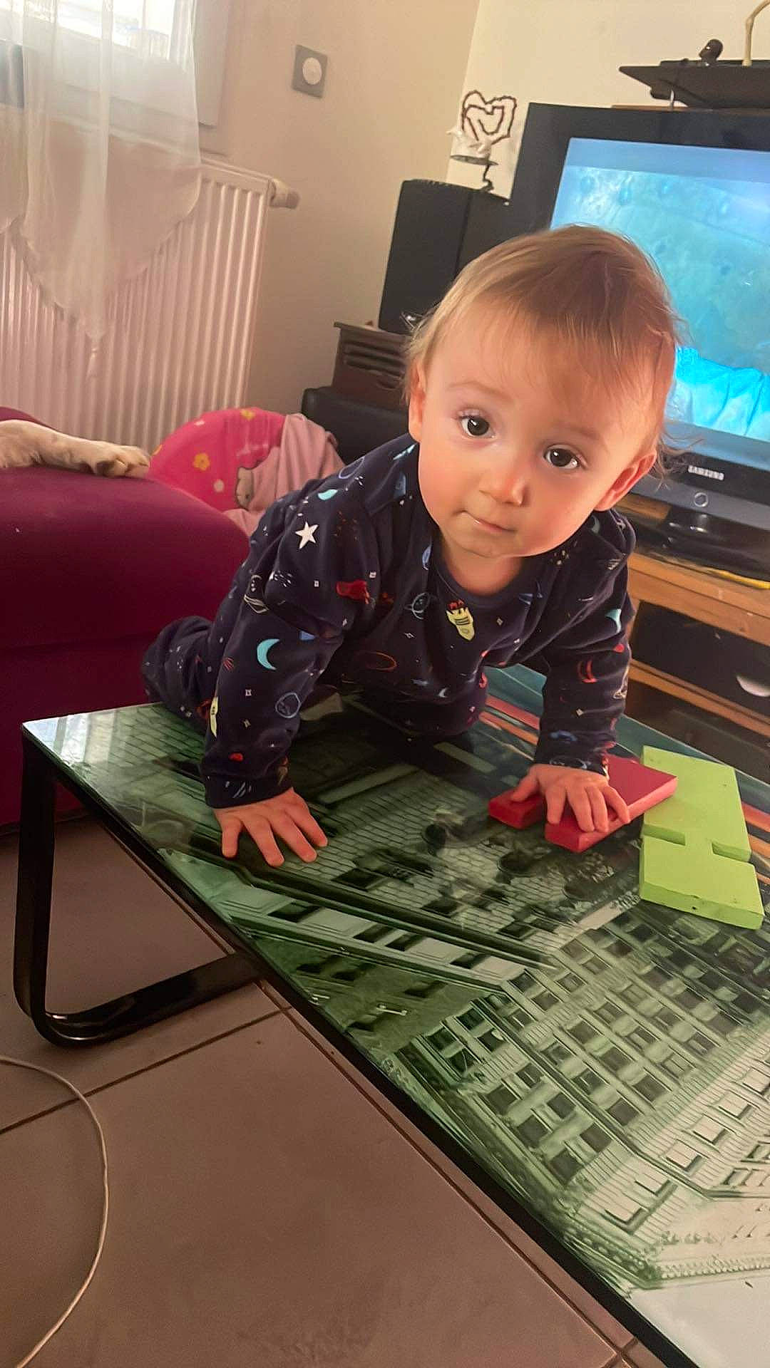 Alessio a rejoint le concours — aidez-le/la à gagner de superbes lots ! audio_equipment, baby, baby_toddler_clothing, carmine, child, comfort, electronic_device, floor, flooring, fun, living_room, person, play, room, sitting, table, television, television_set, toddler, toy