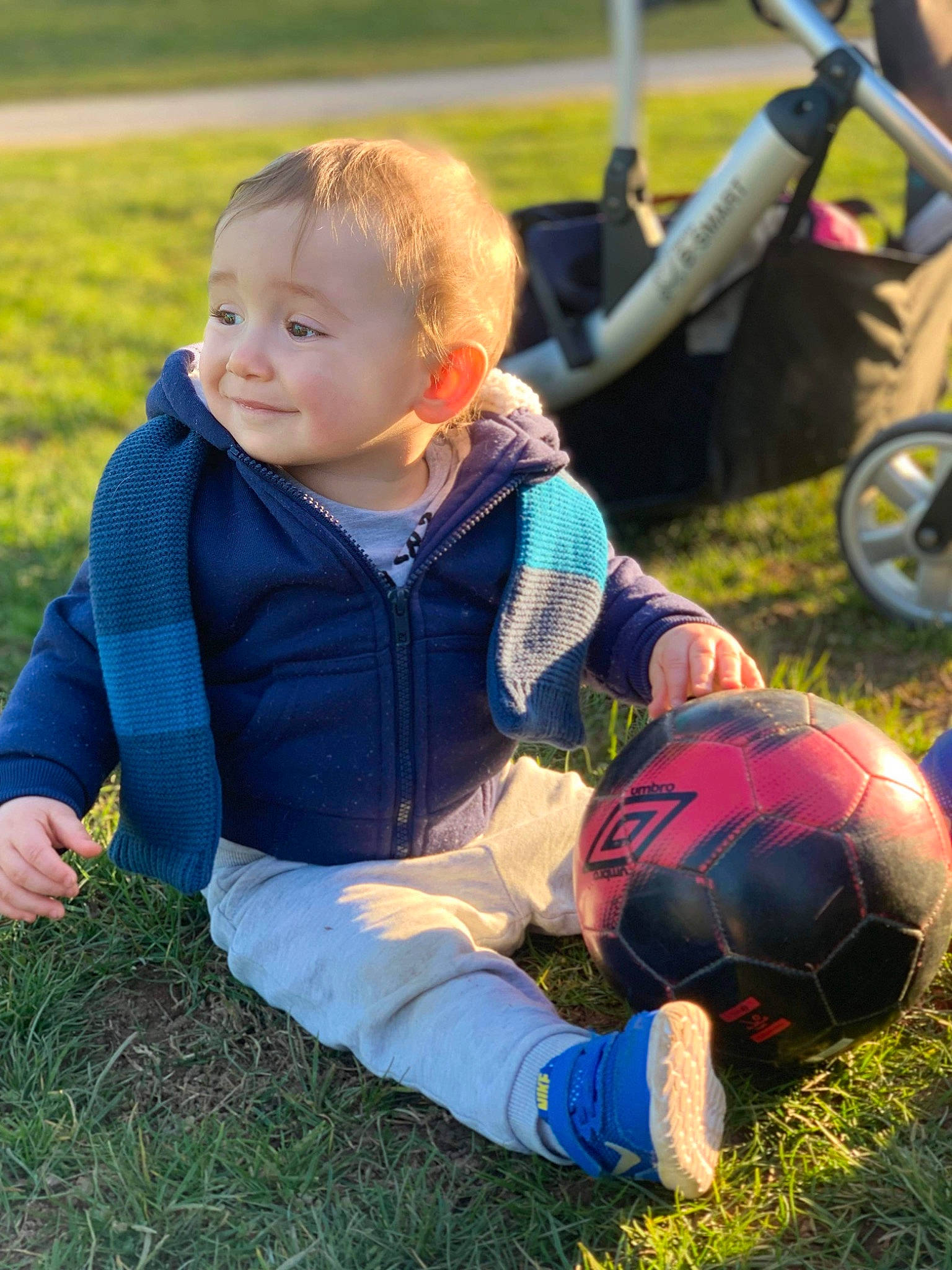 Alessio a rejoint le concours — aidez-le/la à gagner de superbes lots ! automotive_tire, baby_toddler_clothing, ball, facial_expression, football, fun, grass, happy, leisure, morning, nature, people_in_nature, person, photograph, recreation, sneakers, sports_equipment, summer, tire, toddler