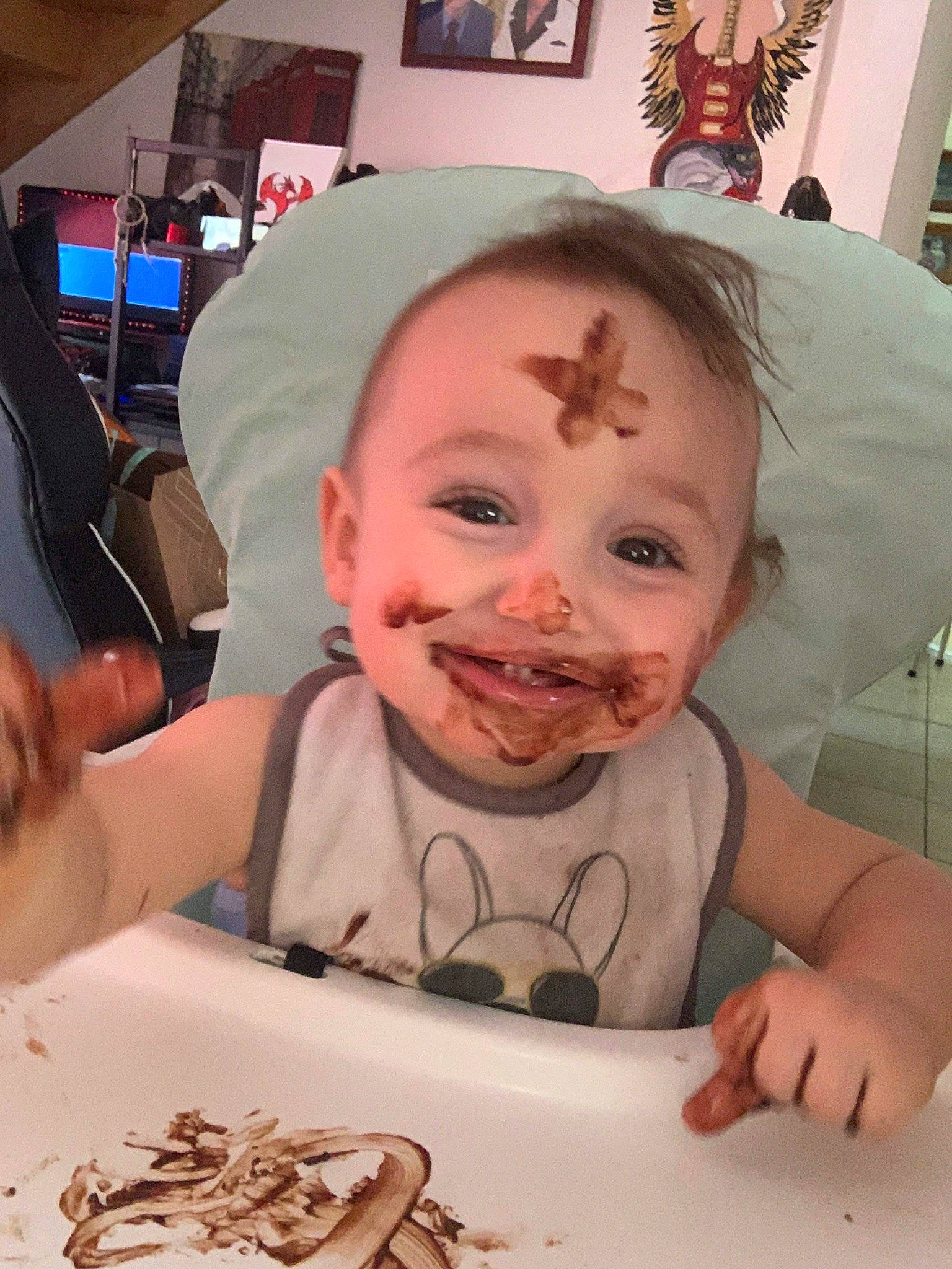 Alessio a rejoint le concours — aidez-le/la à gagner de superbes lots ! chair, cheek, child, comfort_food, dish, eating, finger, food_craving, fun, happy, jaw, joy, junk_food, mouth, organ, person, picture_frame, smile, t_shirt, tableware