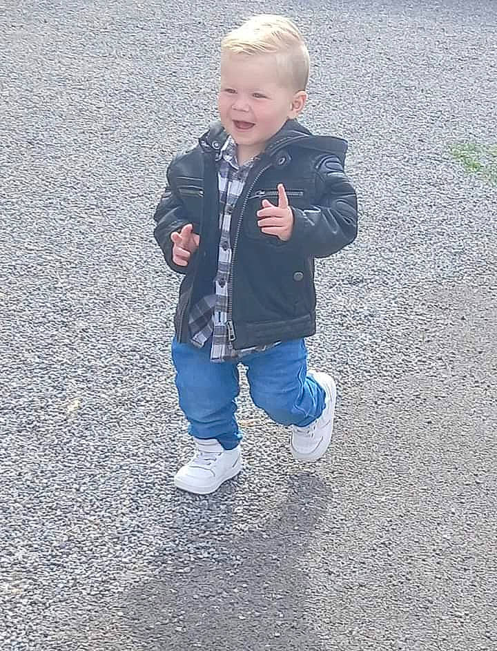 Lucas participe au concours pour gagner de l'argent avec cette photo : asphalt, child, cool, denim, electric_blue, flooring, fun, gesture, grass, grey, head, human_body, pattern, people_in_nature, person, road_surface, sleeve, smile, soil, t_shirt