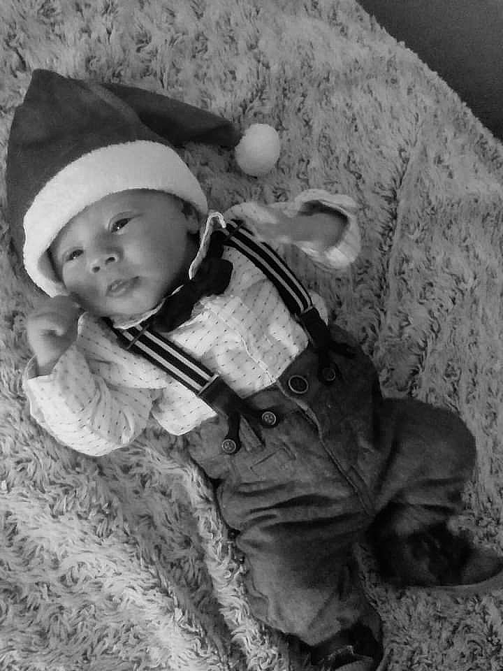 Lucas participe au concours pour gagner de l'argent avec cette photo : art, baby, baby_products, baby_toddler_clothing, child, comfort, eye, fun, fur, grass, happy, headwear, linens, monochrome, monochrome_photography, person, portrait_photography, sitting, smile, toddler