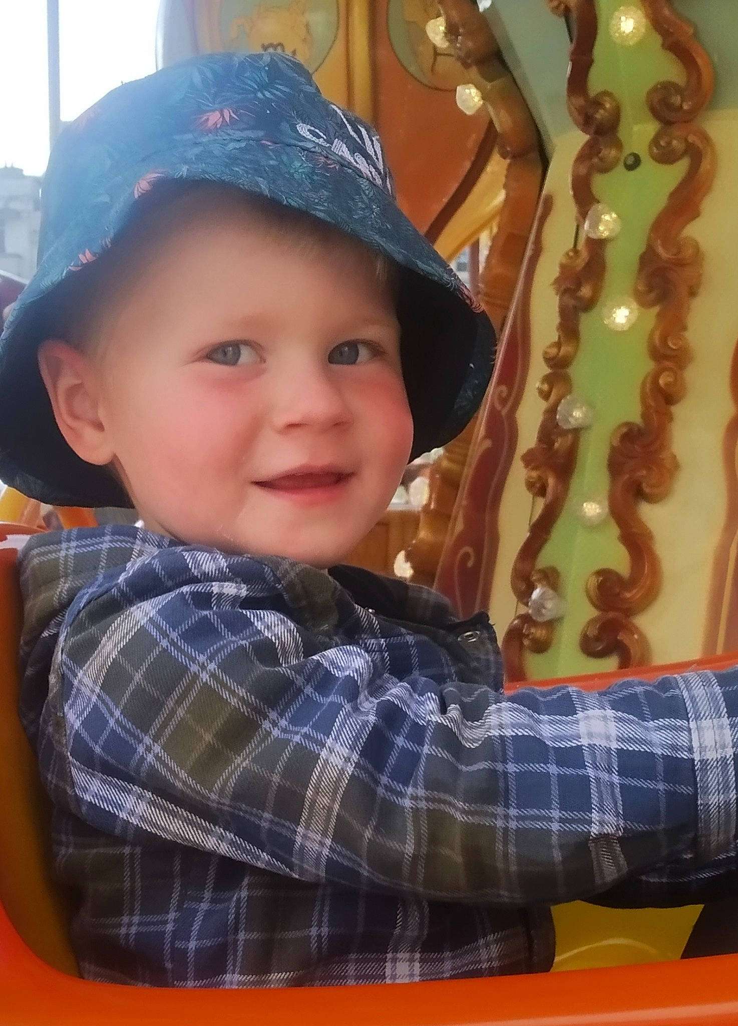 Luca a rejoint le concours — aidez-le/la à gagner de superbes lots ! baby_toddler_clothing, baseball_cap, cap, child, design, fun, hairstyle, happy, hat, headwear, joy, pattern, person, plaid, sitting, sleeve, smile, standing, t_shirt, tartan