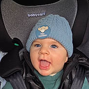Loussio a rejoint le concours — aidez-le/la à gagner de superbes lots ! baby, babycare, black_jacket, blue_hat, car_interior, car_seat, child, closeup, cute, green_sweater, happy, hat, infant, jacket, knit_hat, lion_king, person, portrait, seatbelt, smiling