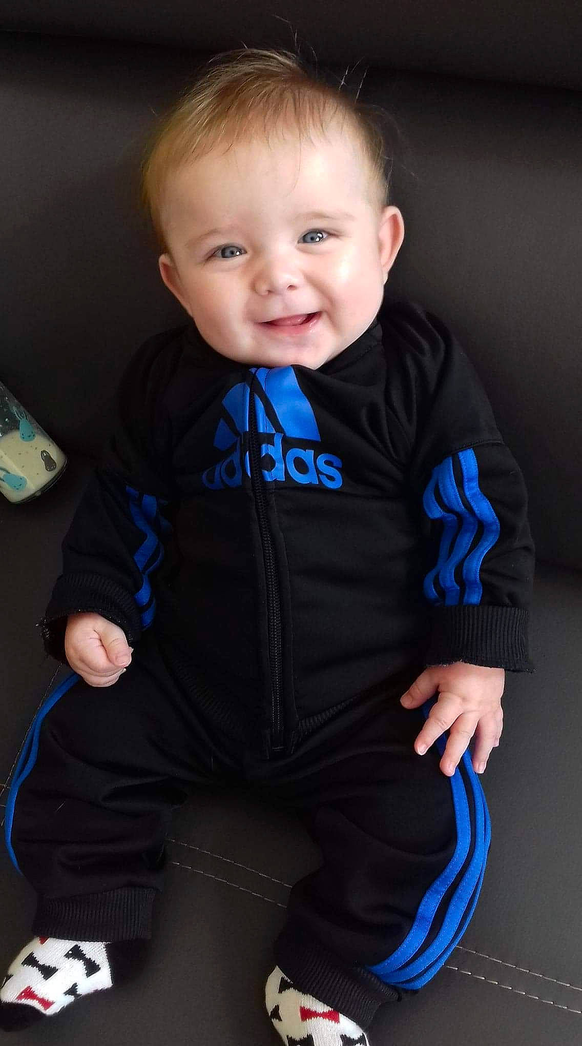 Axel a rejoint le concours — aidez-le/la à gagner de superbes lots ! baby, baby_products, blue, cheek, child, child_model, eye, face, head, hoodie, jacket, joy, outerwear, person, photography, product, sitting, skin, sleeve, smile