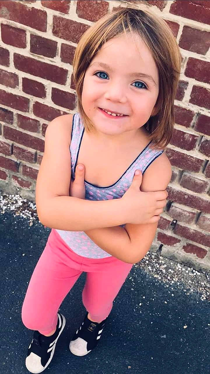 Clara participe au concours pour gagner de l'argent avec cette photo : beauty, blond, cheek, child, child_model, eye, face, facial_expression, hair, happy, head, iris, joy, leg, nose, person, photography, pink, sitting, skin