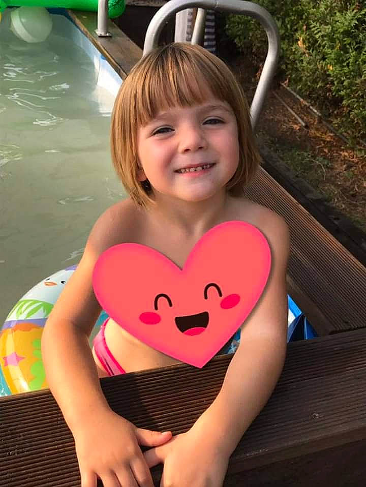 Clara a rejoint le concours — aidez-le/la à gagner de superbes lots ! child, fun, happy, heart, human_body, joy, leisure, neck, person, pink, play, smile, toddler