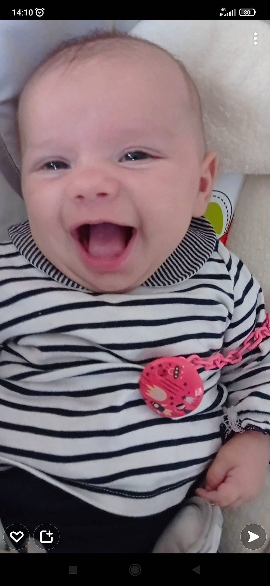 Kaïla a rejoint le concours — aidez-le/la à gagner de superbes lots ! baby_toddler_clothing, cheek, chin, eye, eyebrow, face, facial_expression, head, iris, lip, mouth, neck, nose, organ, outerwear, person, skin, sleeve, smile, textile