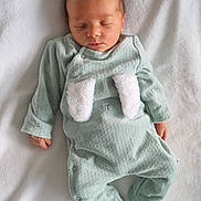 Jules participe au concours pour gagner de l'argent avec cette photo : baby, newborn, sleeping, onesie, mint_green, fluffy, white_blanket, infant, peaceful, cozy, cute, soft_texture, child, portrait, resting, indoors, small_hands, tiny_feet, sleep, calm