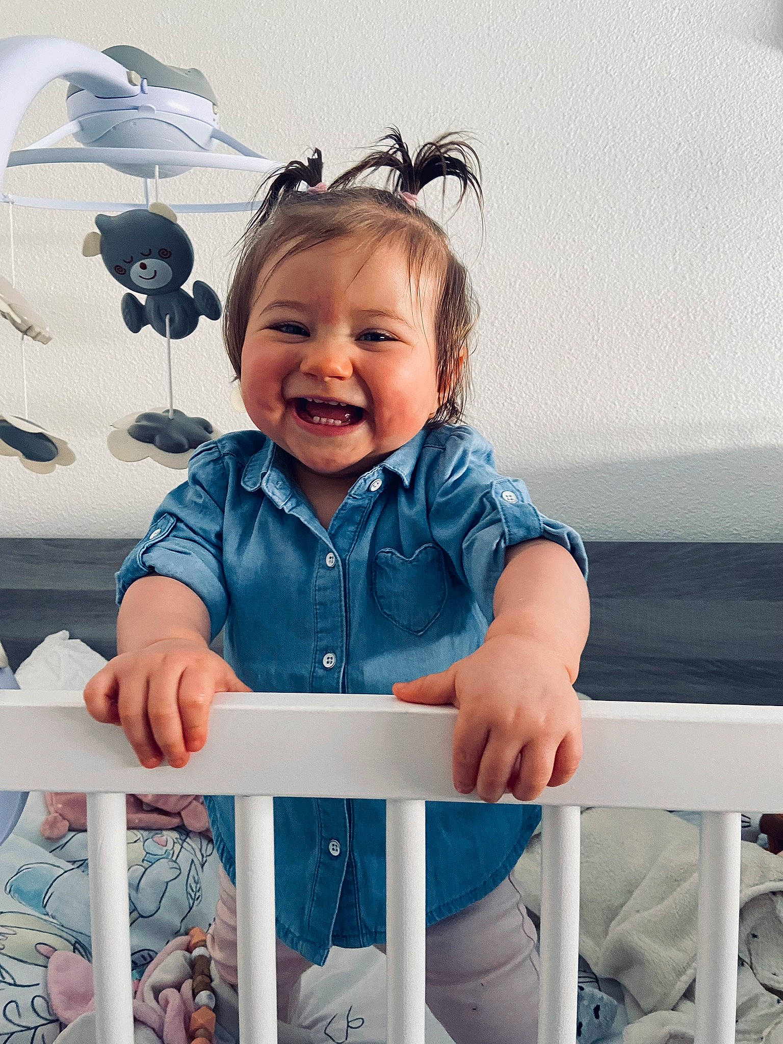 Lizéa participe au concours pour gagner de l'argent avec cette photo : baby, baby_laughing, baby_products, baby_safety, baby_toddler_clothing, child, electric_blue, eye, fun, happy, joy, leisure, person, product, room, shorts, sitting, sleeve, smile, t_shirt