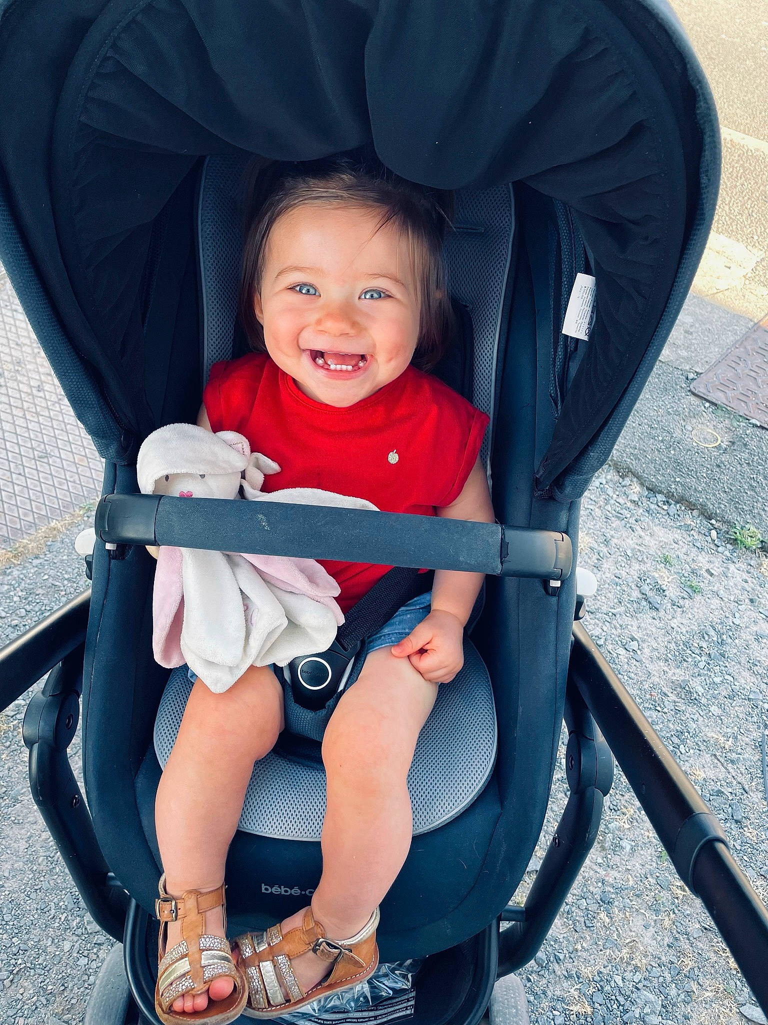 Lizéa participe au concours pour gagner de l'argent avec cette photo : auto_part, azure, baby, baby_carriage, baby_products, chair, child, comfort, electric_blue, fun, hand, joy, lap, leg, leisure, person, recreation, smile, tire, toddler