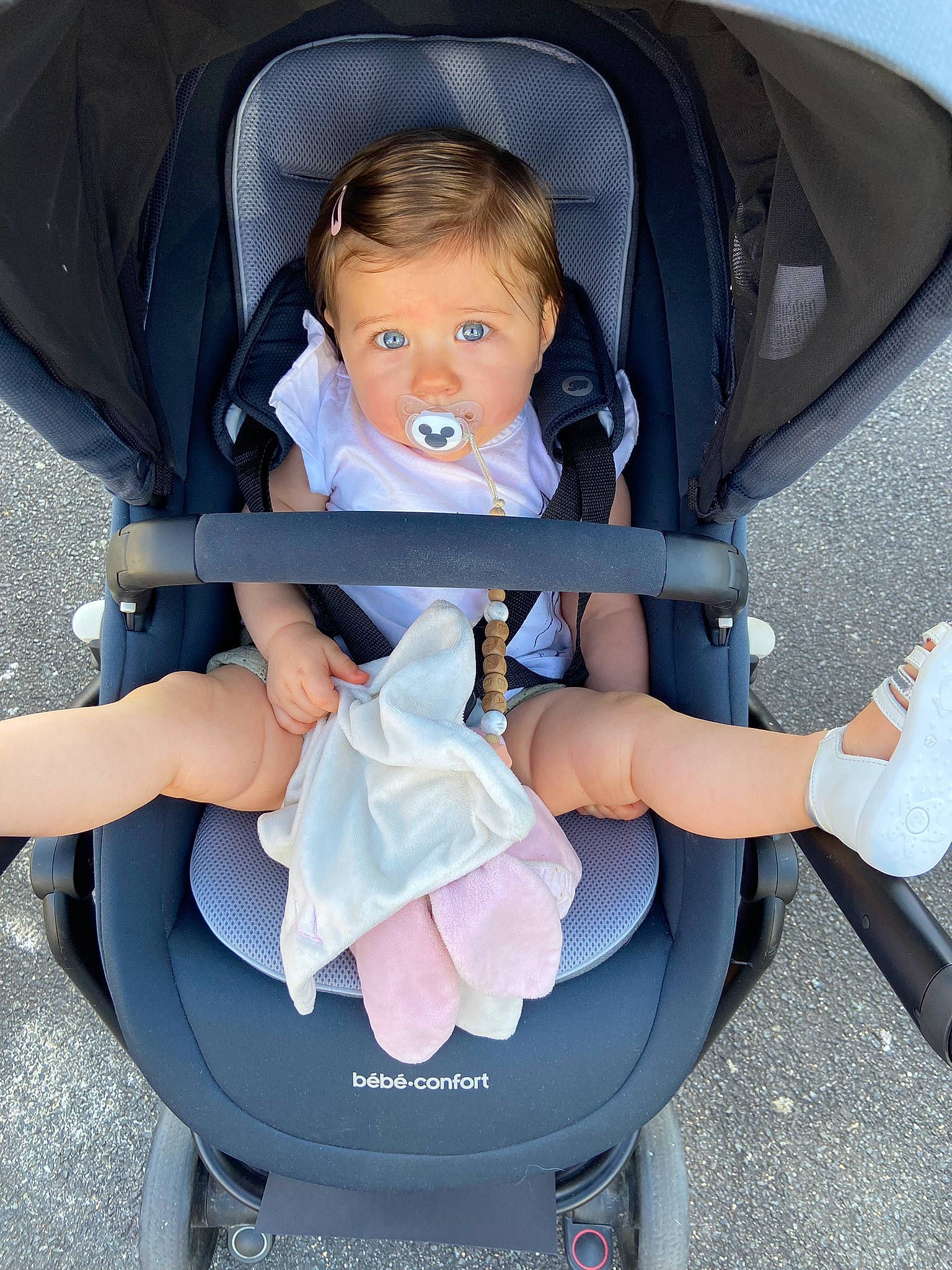 Lizéa participe au concours pour gagner de l'argent avec cette photo : auto_part, azure, baby, baby_carriage, baby_products, baby_safety, beauty, black, car_seat, chair, child, comfort, electric_blue, head, light, person, photograph, product, sitting, toddler