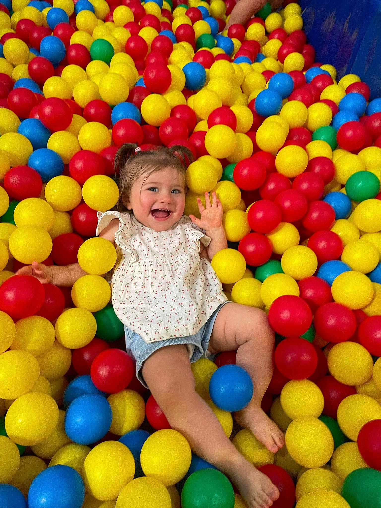 Lizéa a rejoint le concours — aidez-le/la à gagner de superbes lots ! ball, ball_pit, beauty, black, child, facial_expression, fun, happy, joy, leisure, people, people_in_nature, person, photograph, playing_sports, product, public_space, smile, snapshot, toddler