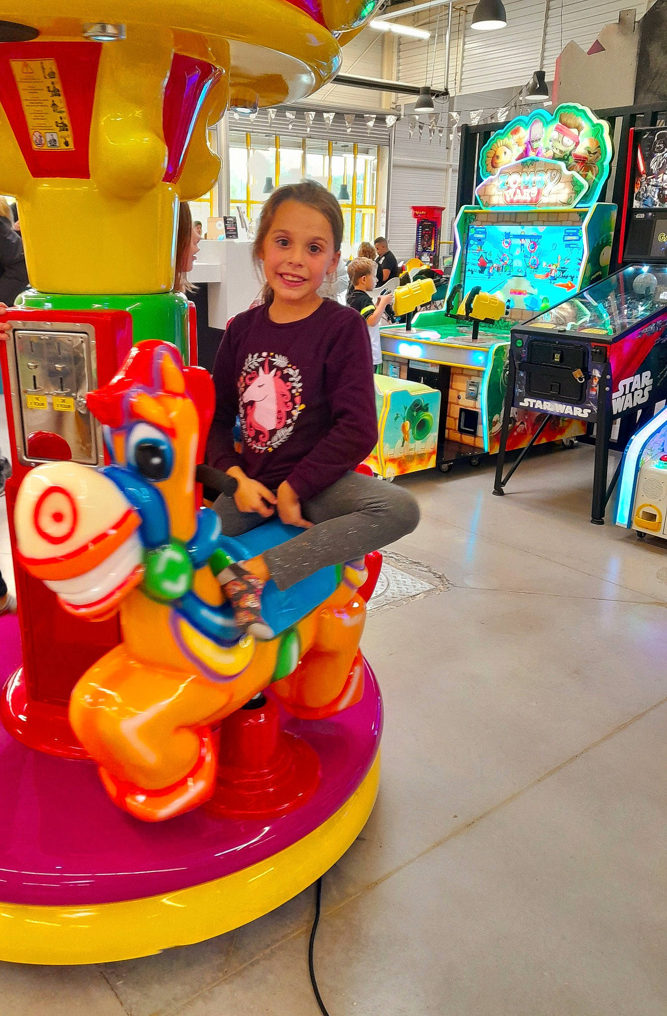 Noëlia participe au concours pour gagner de l'argent avec cette photo : amusement_park, amusement_ride, blurred, child, city, event, fair, fun, games, joy, kindergarten, leisure, nonbuilding_structure, person, plastic, play, recreation, retail, riding_toy, room