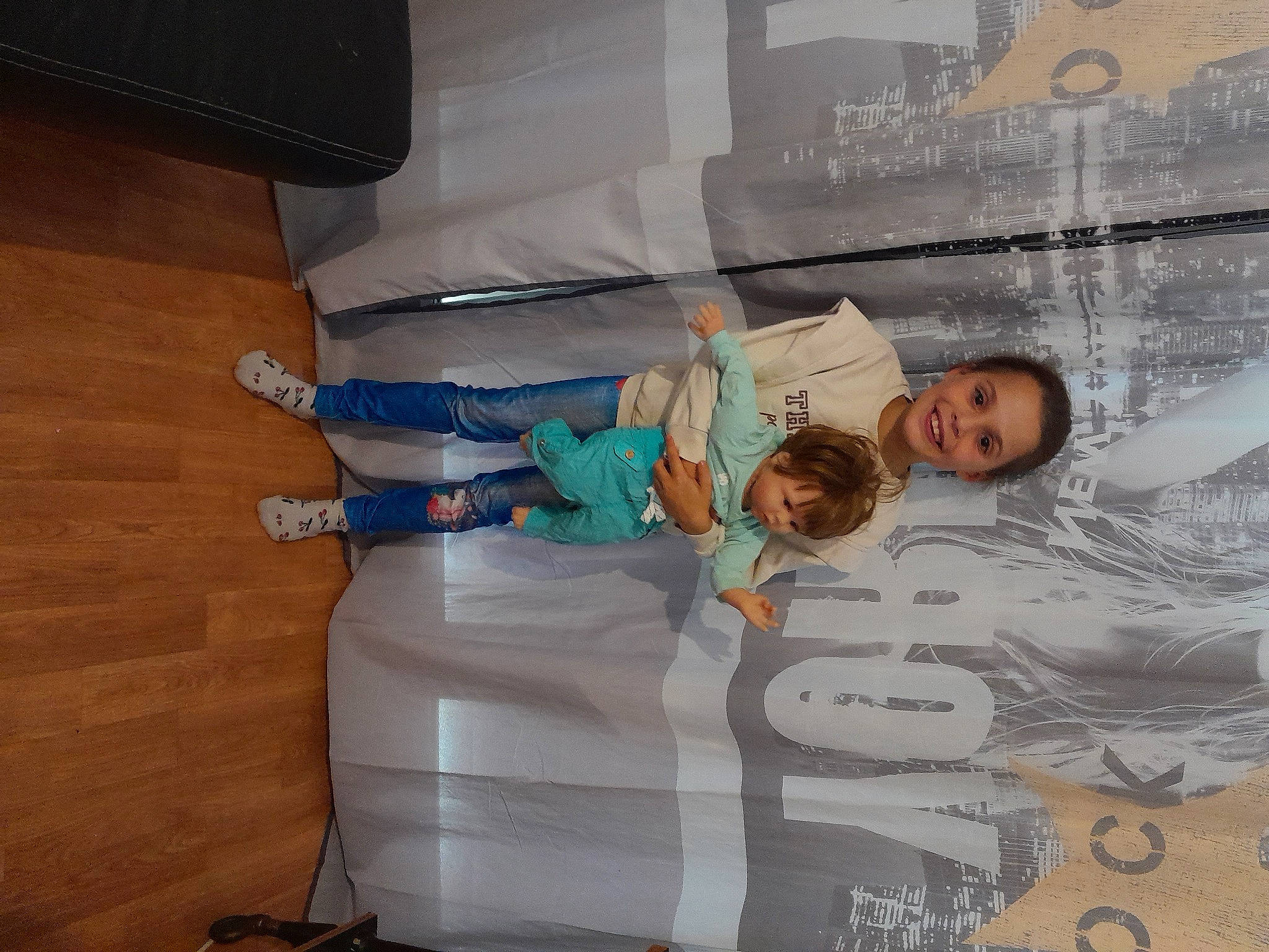 Noëlia participe au concours pour gagner de l'argent avec cette photo : baby_products, baby_toddler_clothing, child, comfort, event, flooring, hardwood, joy, leisure, linens, person, room, t_shirt, toddler, transport, trunk, vehicle_door, wood