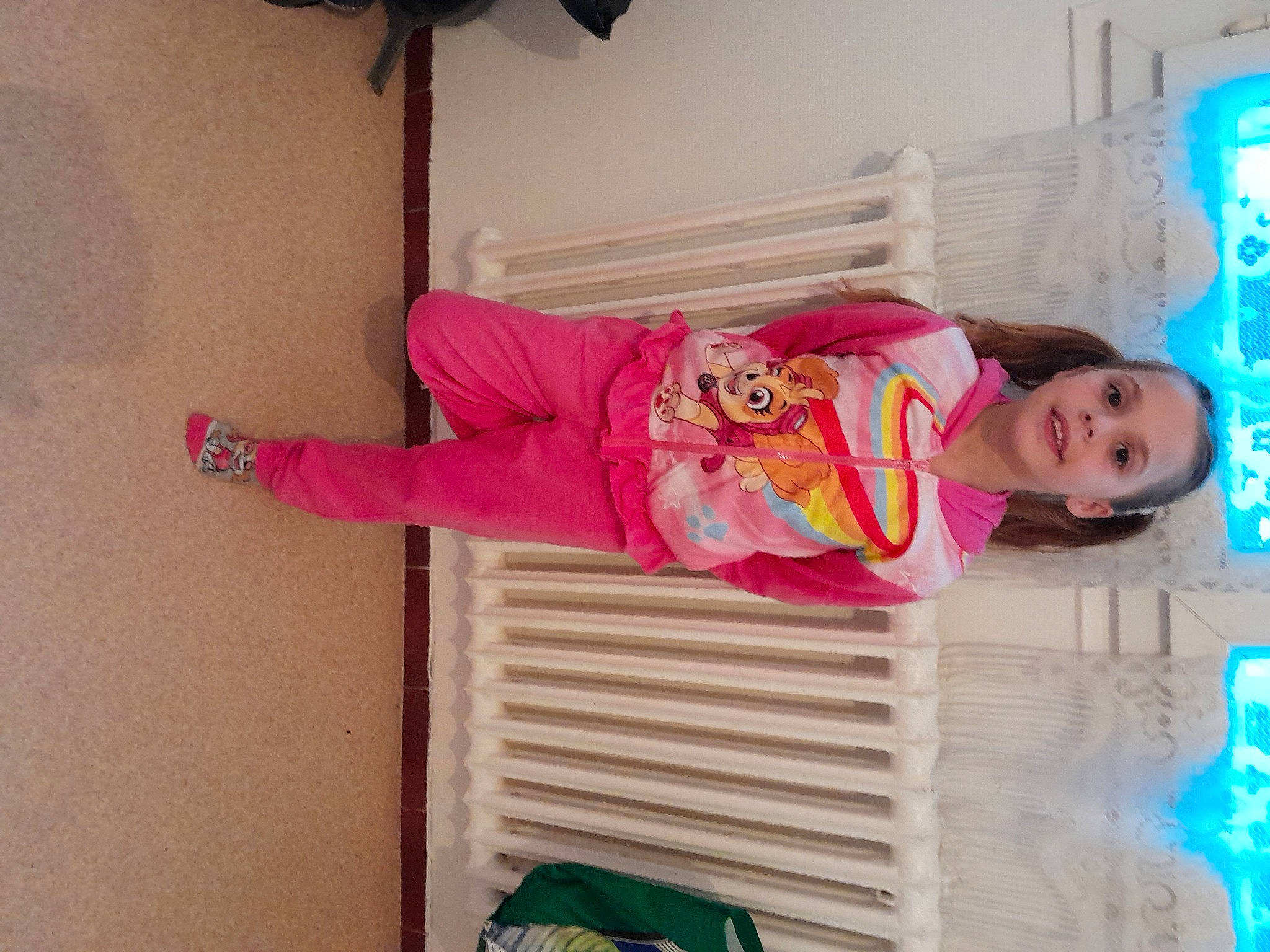 Noëlia participe au concours pour gagner de l'argent avec cette photo : baby_products, baby_toddler_clothing, child, fun, green, happy, house, leisure, magenta, person, pink, play, room, smile, toddler, tree, window, wood