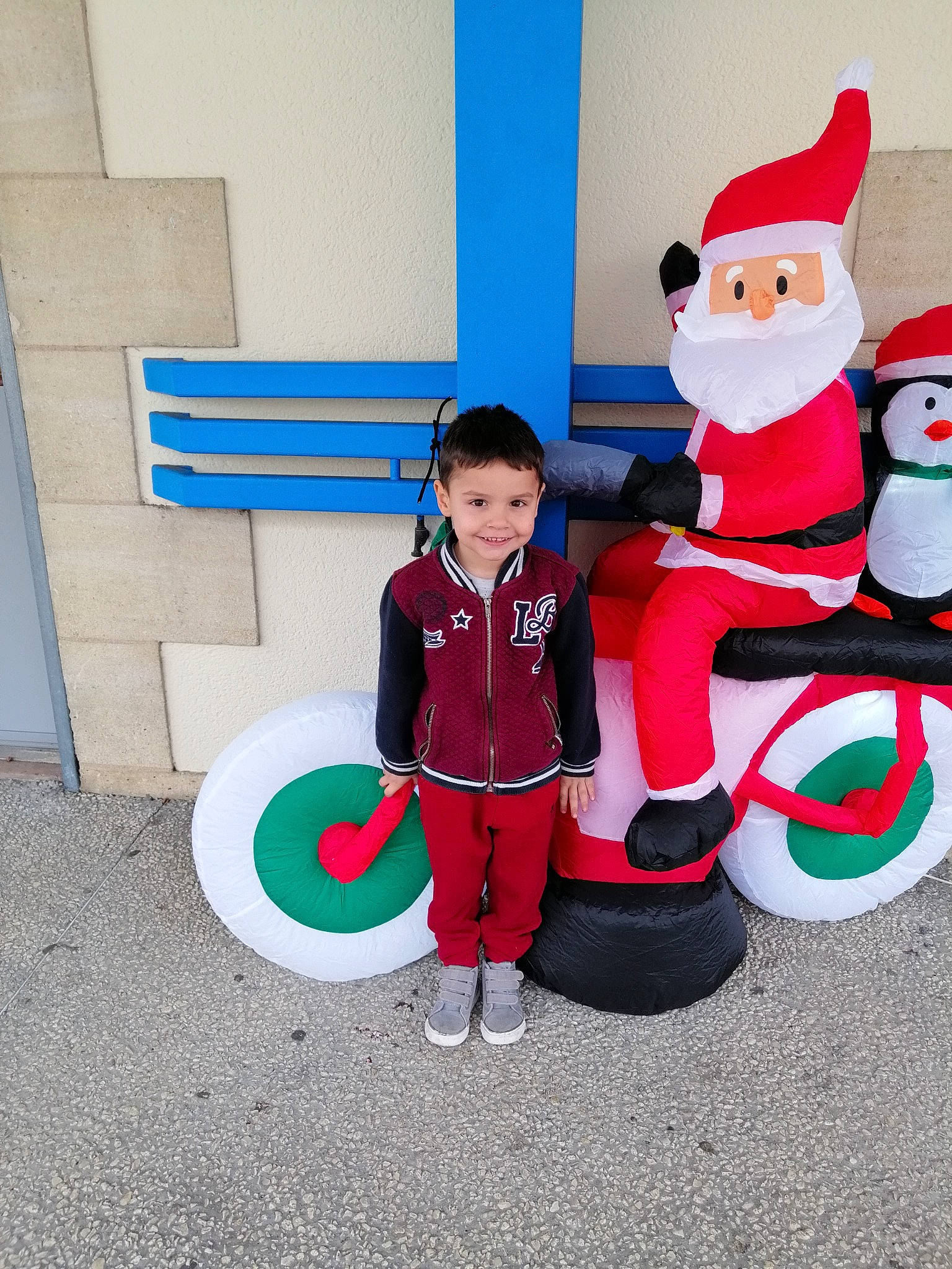 Aaron a rejoint le concours — aidez-le/la à gagner de superbes lots ! asphalt, carmine, child, christmas, christmas_decoration, christmas_eve, event, fictional_character, flooring, fun, happy, holiday, joy, lap, mascot, ornament, person, play, recreation, sitting