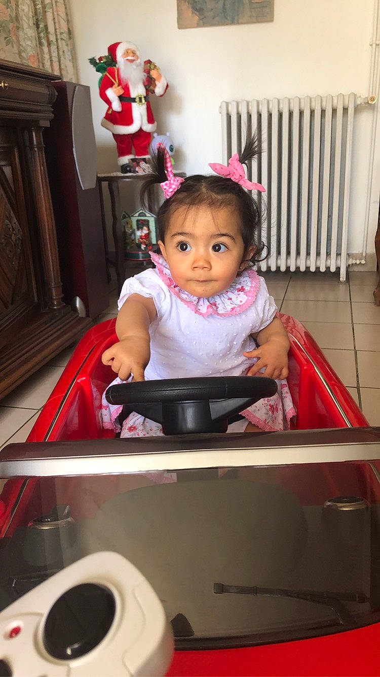 Linda a rejoint le concours — aidez-le/la à gagner de superbes lots ! baby, baby_carriage, baby_products, baby_toddler_clothing, cart, chair, cheek, child, event, fun, happy, magenta, person, pink, red, sitting, skin, standing, tire, toddler