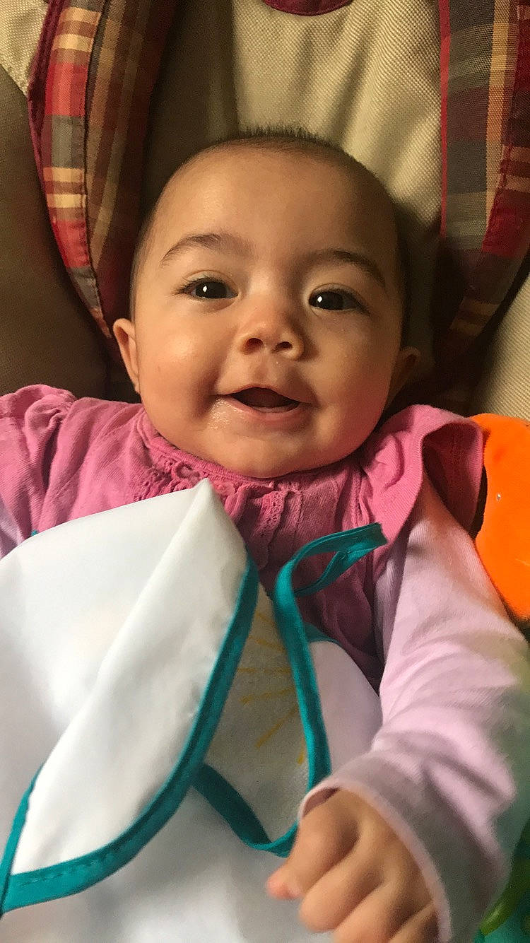 Linda a rejoint le concours — aidez-le/la à gagner de superbes lots ! baby, baby_products, carmine, cheek, child, close_up, comfort, fashion_accessory, fun, happy, linens, lip, magenta, mouth, nose, person, pink, room, skin, smile