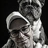Saphir a rejoint le concours — aidez-le/la à gagner de superbes lots ! dog, french_bulldog, man, portrait, black_and_white, monochrome, indoor, close_up, pet, owner, shoulder, glasses, cap, shirt, smiling, serious_expression, large_ears, wrinkles, companion, watermark