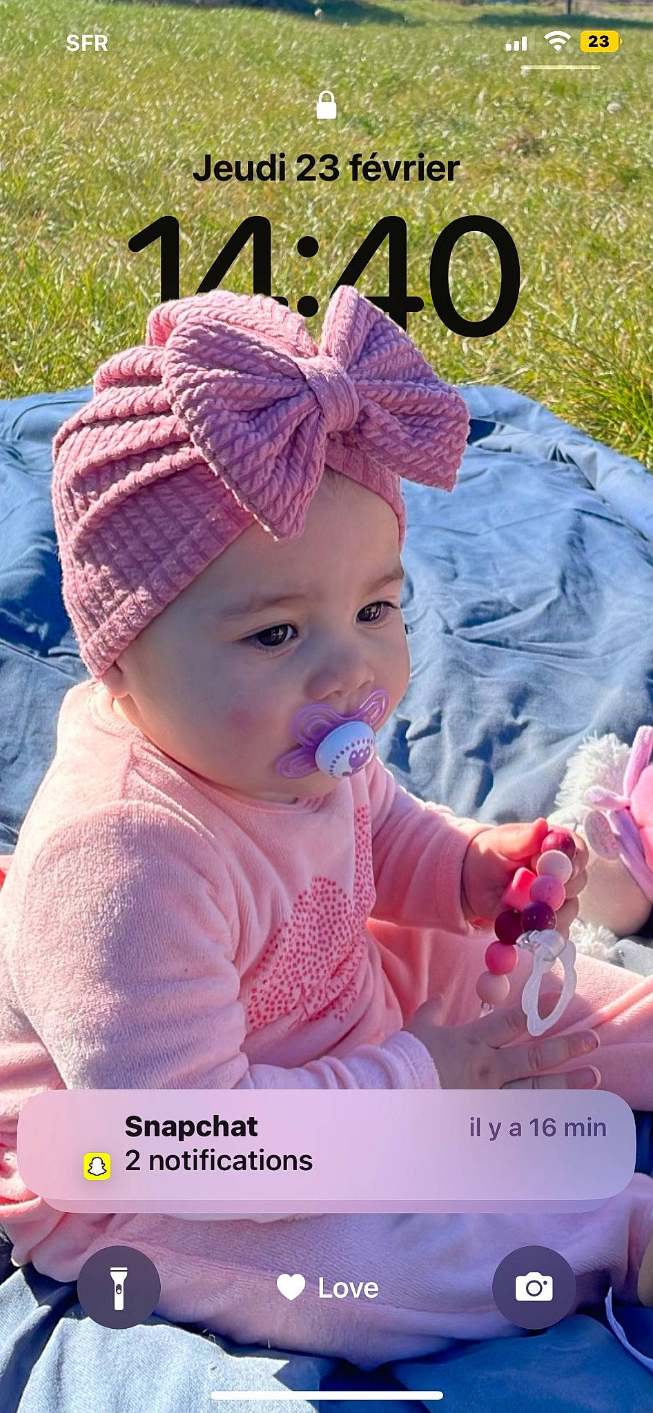 Giulya a rejoint le concours — aidez-le/la à gagner de superbes lots ! baby, baby_toddler_clothing, beanie, cap, child, fashion_accessory, fun, grass, hair_accessory, happy, headwear, knit_cap, leisure, magenta, pattern, person, pink, purple, recreation, toddler