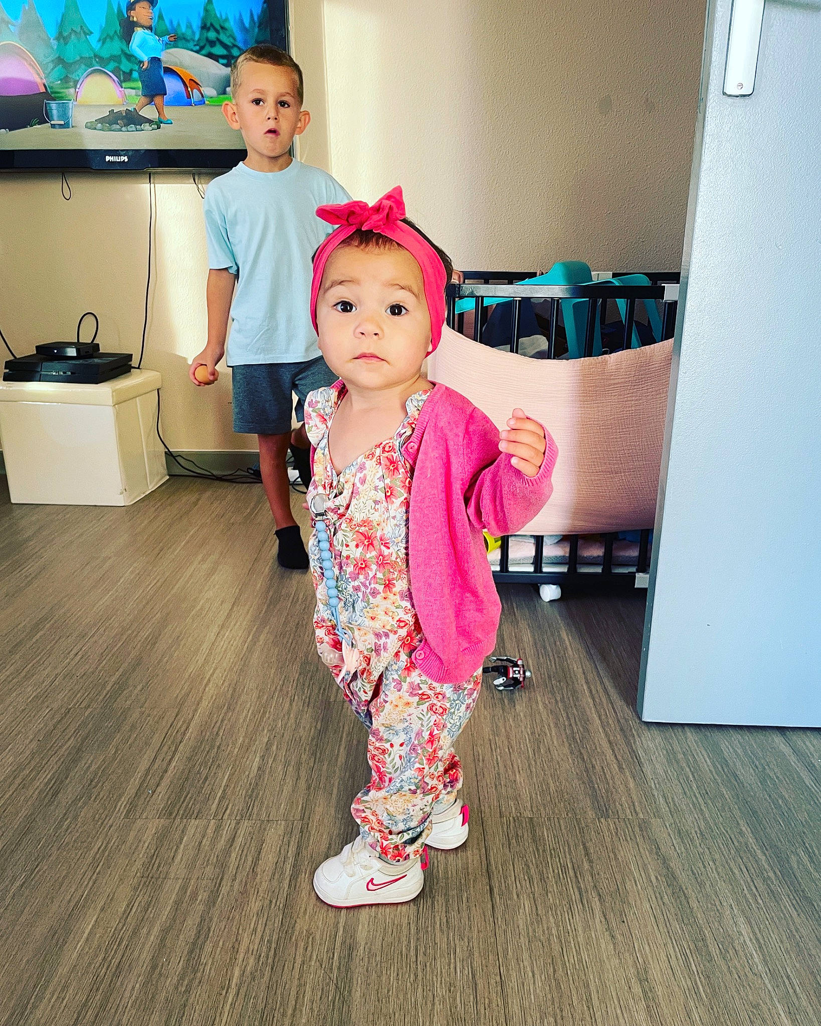 Giulya participe au concours pour gagner de l'argent avec cette photo : active_pants, baby_toddler_clothing, cool, fashion_design, floor, flooring, fun, happy, hardwood, leg, magenta, pattern, person, shoe, sleeve, sneakers, standing, sweatpant, t_shirt, toddler