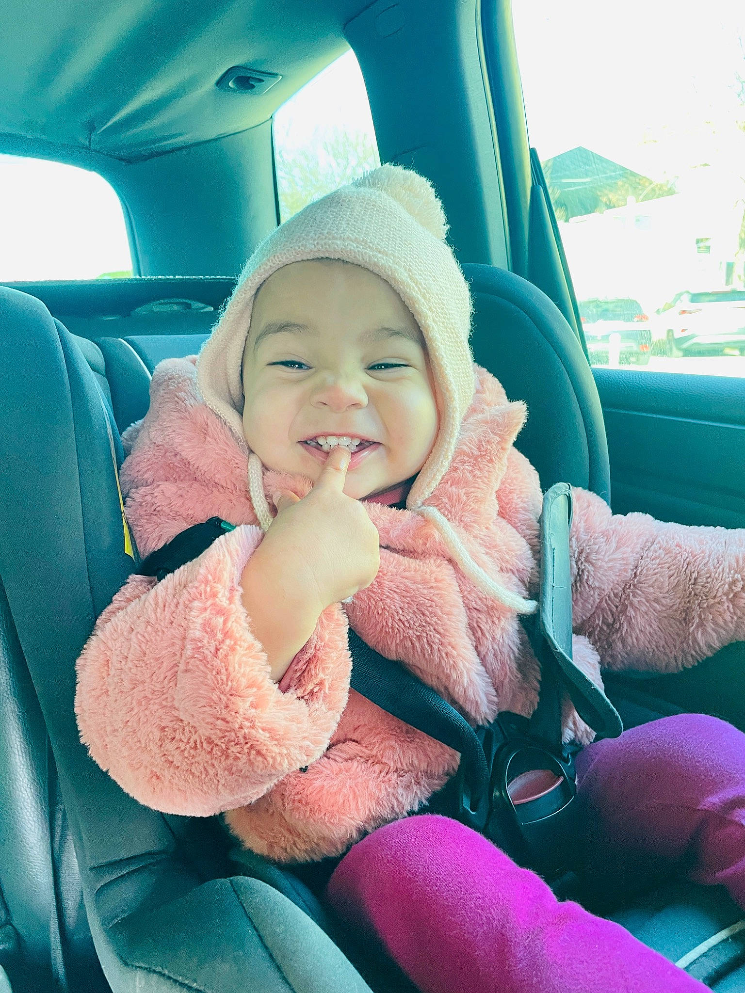 Giulya a rejoint le concours — aidez-le/la à gagner de superbes lots ! auto_part, automotive_design, automotive_exterior, car, car_seat, car_seat_cover, child, comfort, family_car, happy, head_restraint, headwear, motor_vehicle, person, seat_belt, smile, steering_part, steering_wheel, toddler, vehicle