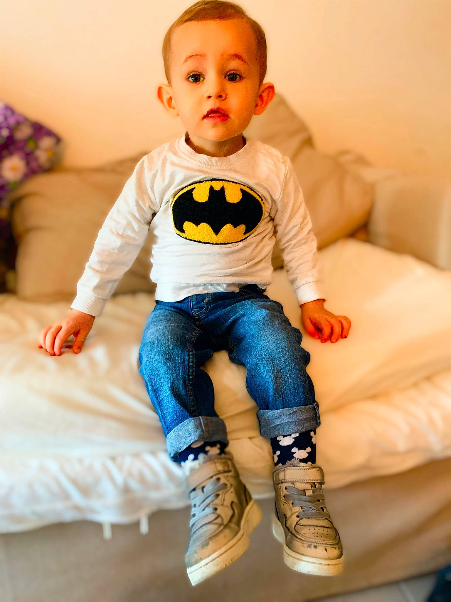 Ylan participe au concours pour gagner de l'argent avec cette photo : arm, baby_toddler_clothing, cheek, doll, eye, face, hand, happy, head, human_body, iris, joint, leg, person, shoulder, skin, sleeve, surprise, t_shirt, thigh