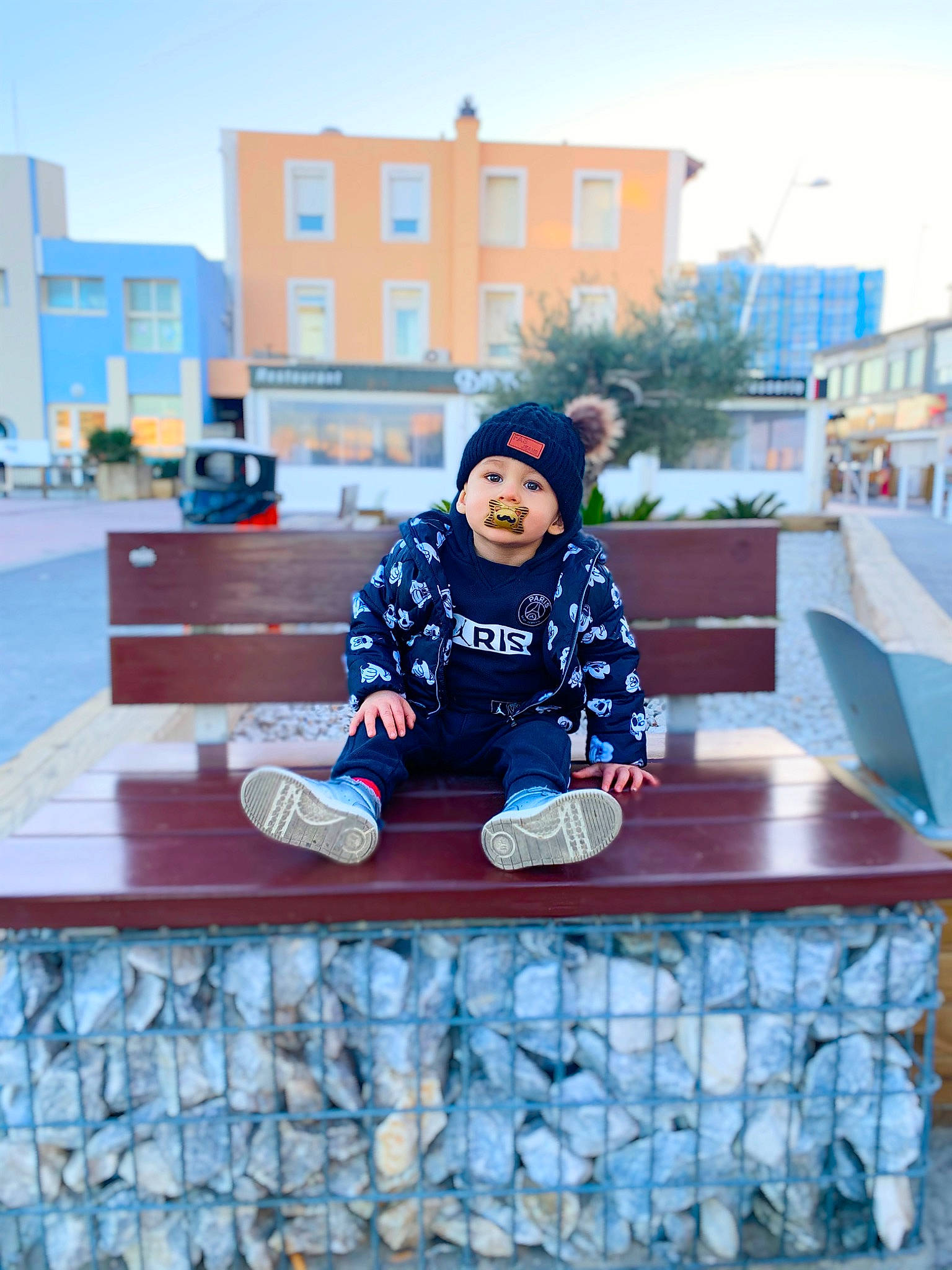 Ylan a rejoint le concours — aidez-le/la à gagner de superbes lots ! child, city, denim, electric_blue, eyewear, flooring, fun, hat, headwear, hood, hoodie, jacket, leisure, person, recreation, room, sitting, sleeve, sportswear, t_shirt
