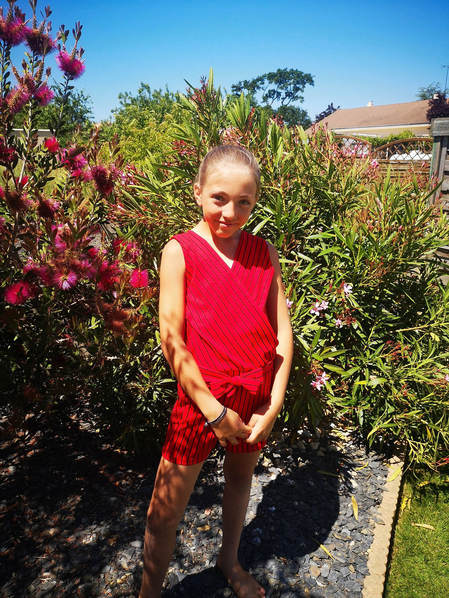 Kelia participe au concours pour gagner de l'argent avec cette photo : ankle, calf, flip_flops, foot, garden, human_leg, joy, magenta, maroon, people_in_nature, person, sandal, shorts, shrub, slipper, spring, summer, sweatpant