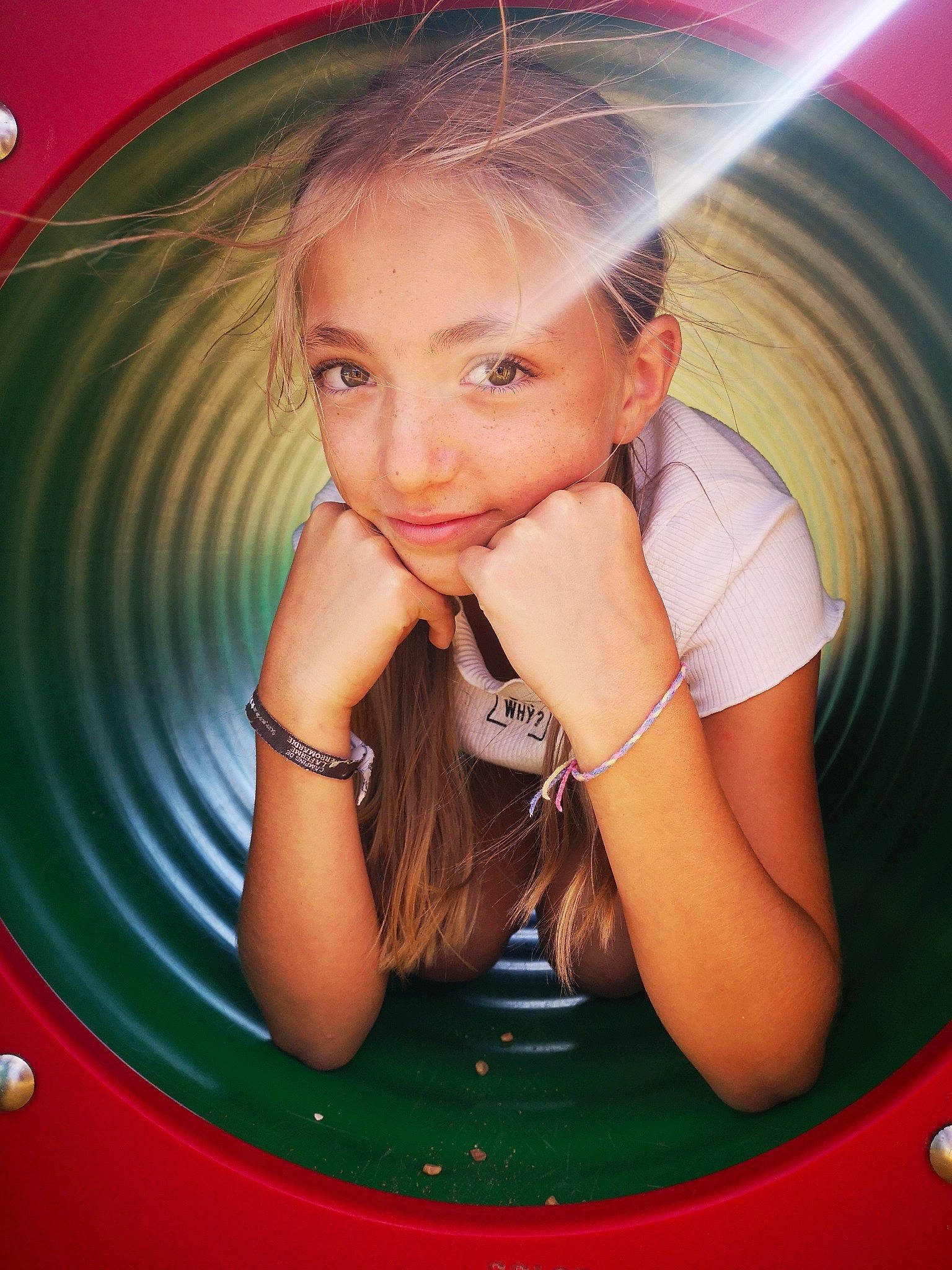 Kelia participe au concours pour gagner de l'argent avec cette photo : blond, bracelet, brown_hair, circle, cosmetics, eyelash, fashion_accessory, flash_photography, hair_accessory, hand, joy, lip, long_hair, makeover, nail, person, photo_shoot, portrait_photography, wrist