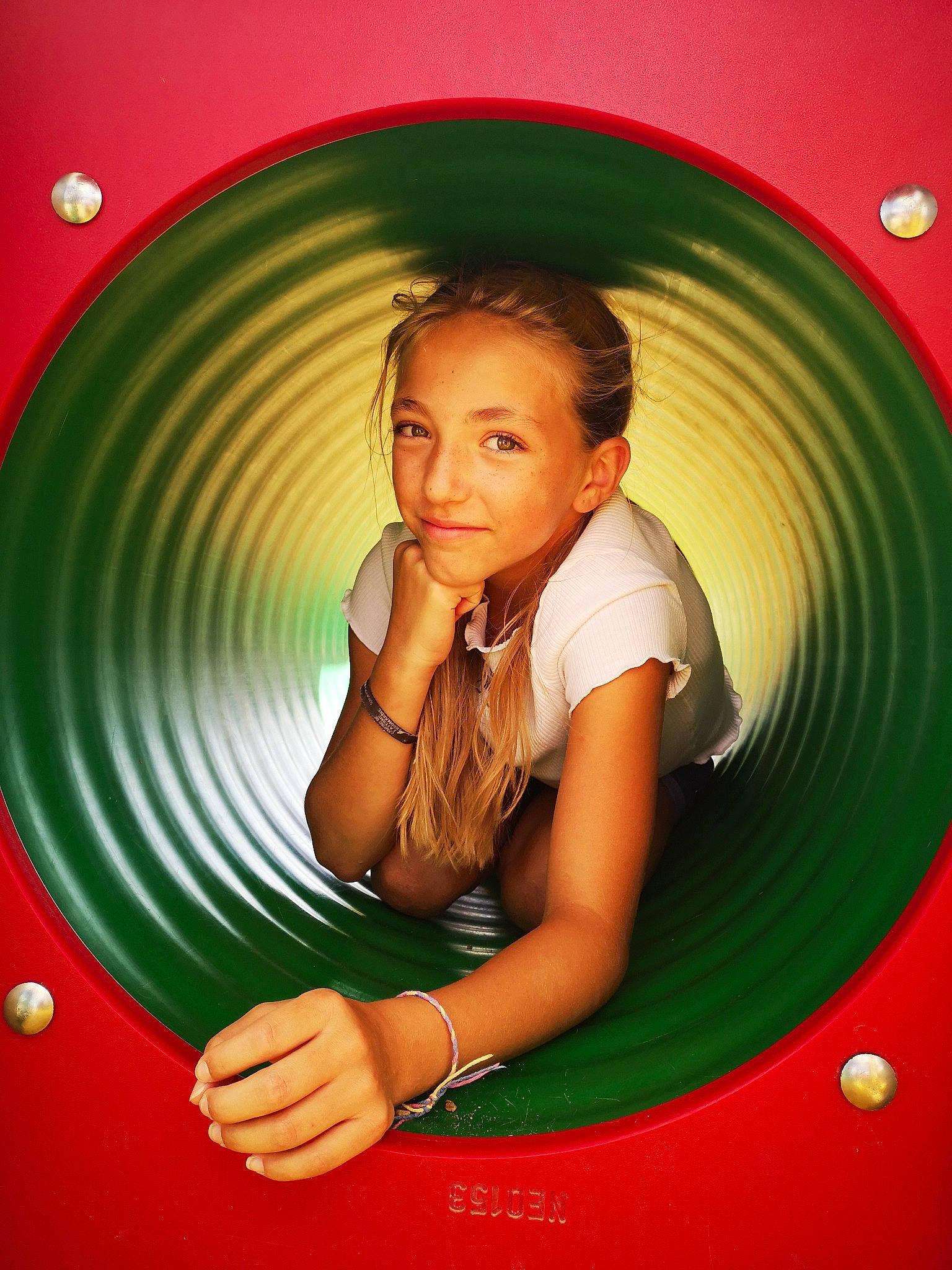 Kelia a rejoint le concours — aidez-le/la à gagner de superbes lots ! bracelet, circle, elbow, finger, hand, joy, leisure, person, play, playground, stomach