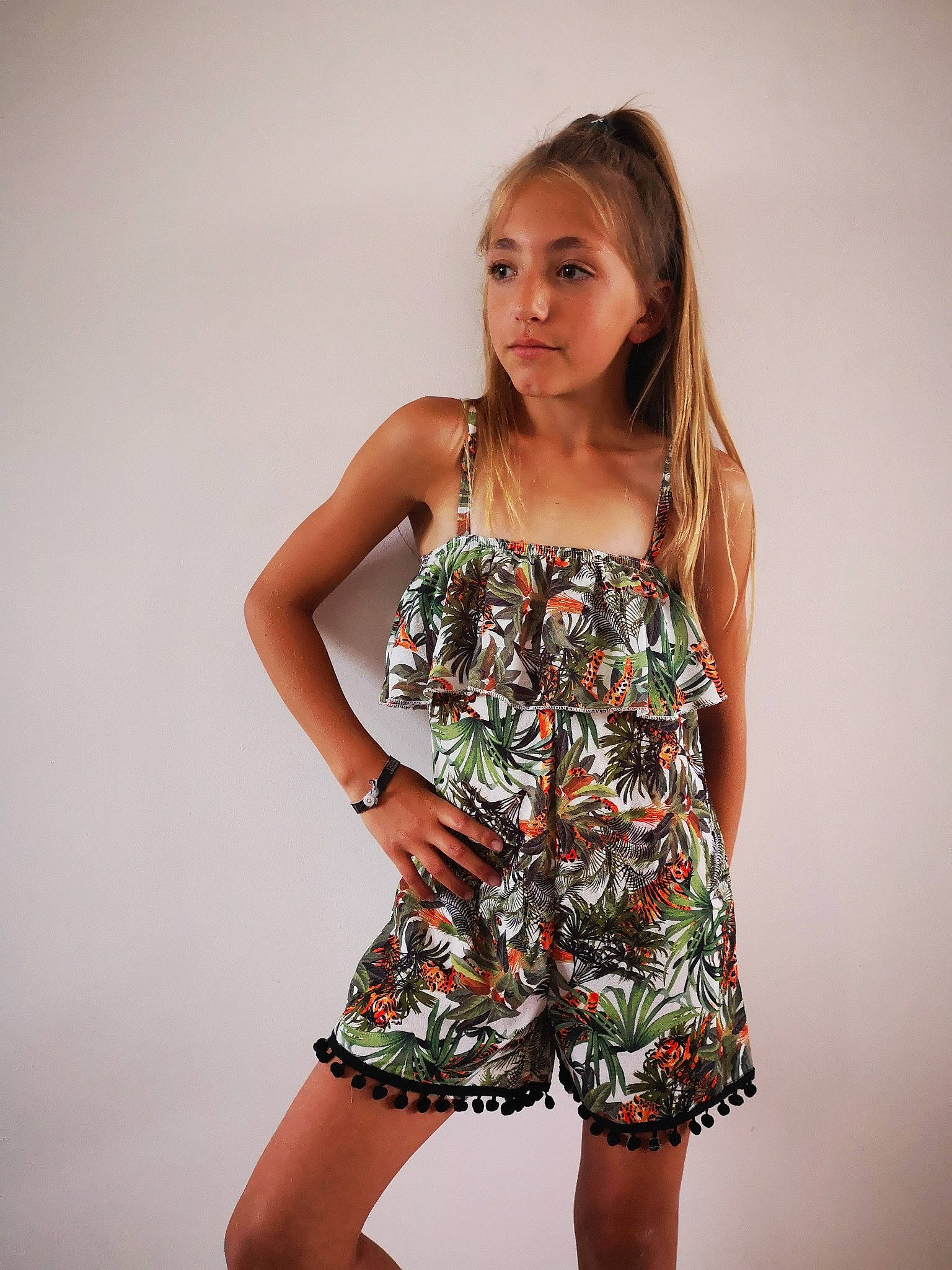 Kelia participe au concours pour gagner de l'argent avec cette photo : beauty, cocktail_dress, day_dress, dress, fashion, fashion_model, flash_photography, human_body, human_leg, joint, long_hair, model, neck, one_piece_garment, pattern, person, shoulder, standing, thigh, trunk