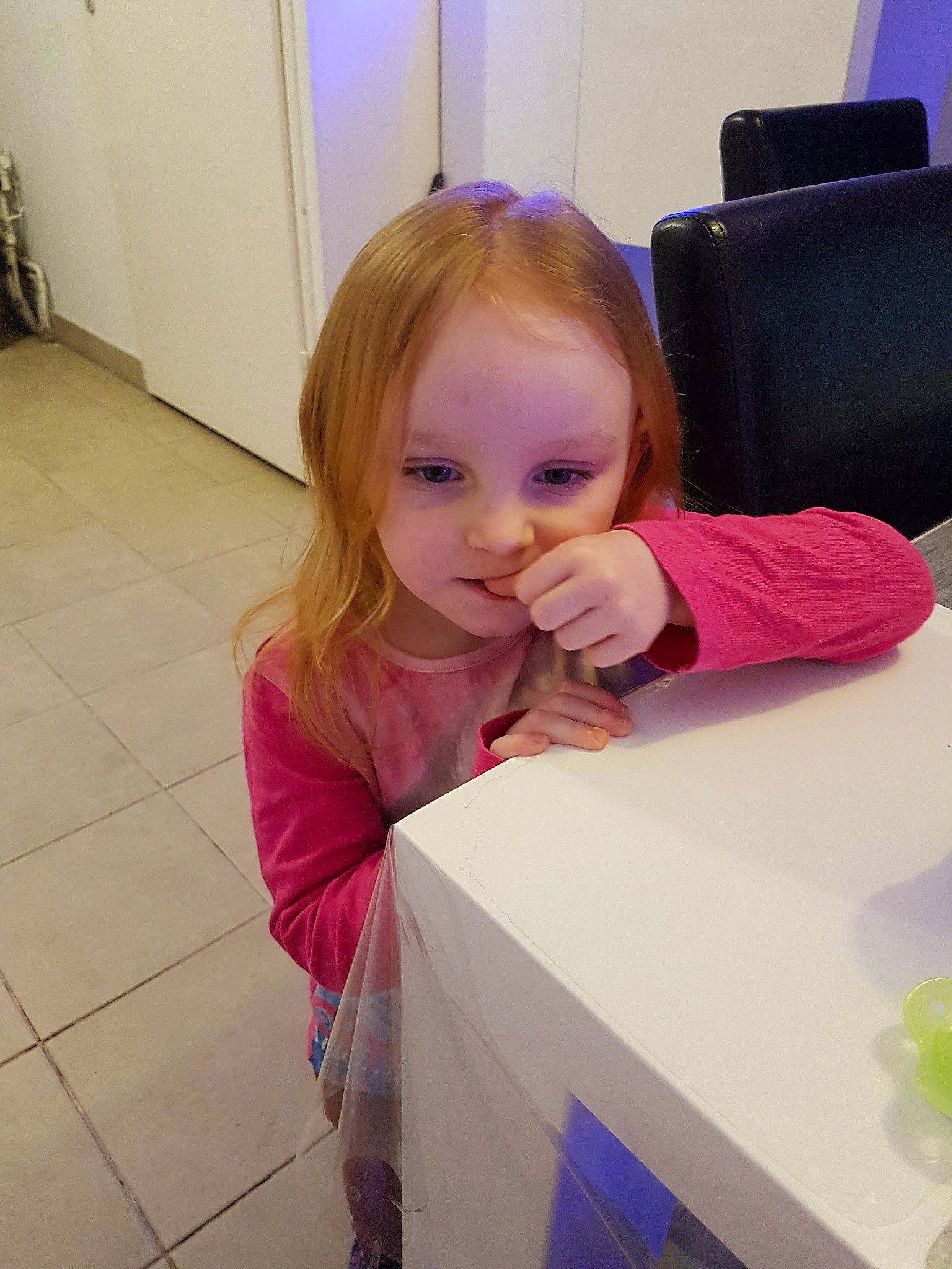 Maylis participe au concours pour gagner de l'argent avec cette photo : baby, cheek, child, daughter, finger, fun, furniture, person, pink, play, room, skin, smile, toddler, vacation