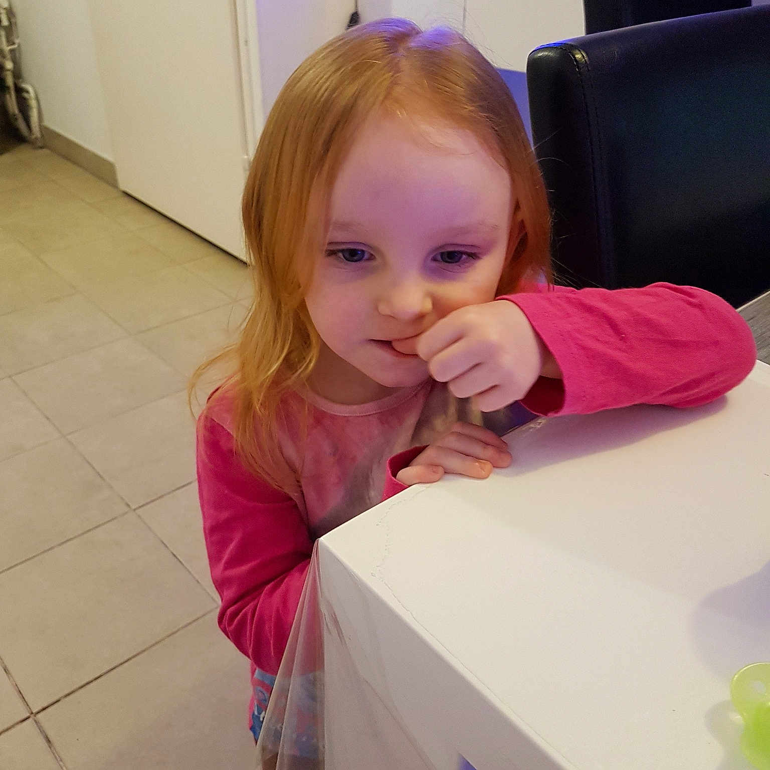 Maylis participe au concours pour gagner de l'argent avec cette photo : baby, cheek, child, daughter, finger, fun, furniture, person, pink, play, room, skin, smile, toddler, vacation