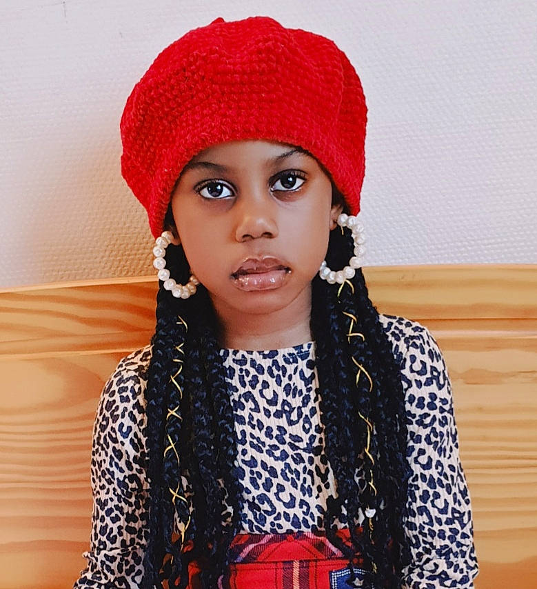 Alexia a rejoint le concours — aidez-le/la à gagner de superbes lots ! cap, design, electric_blue, eye, eyebrow, eyelash, fashion, fashion_design, headwear, human, jewellery, lip, lipstick, magenta, pattern, person, red, sleeve, street_fashion, tartan