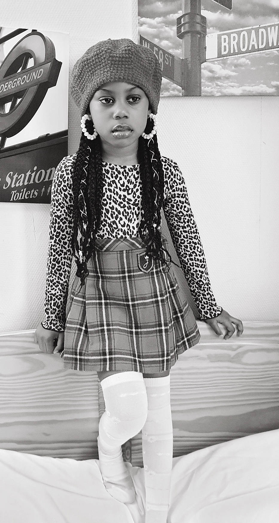 Alexia participe au concours pour gagner de l'argent avec cette photo : black, black_and_white, cap, collar, cool, face, fashion, fashion_design, headwear, knee, monochrome, monochrome_photography, person, photograph, plaid, sleeve, street_fashion, style, tartan, thigh