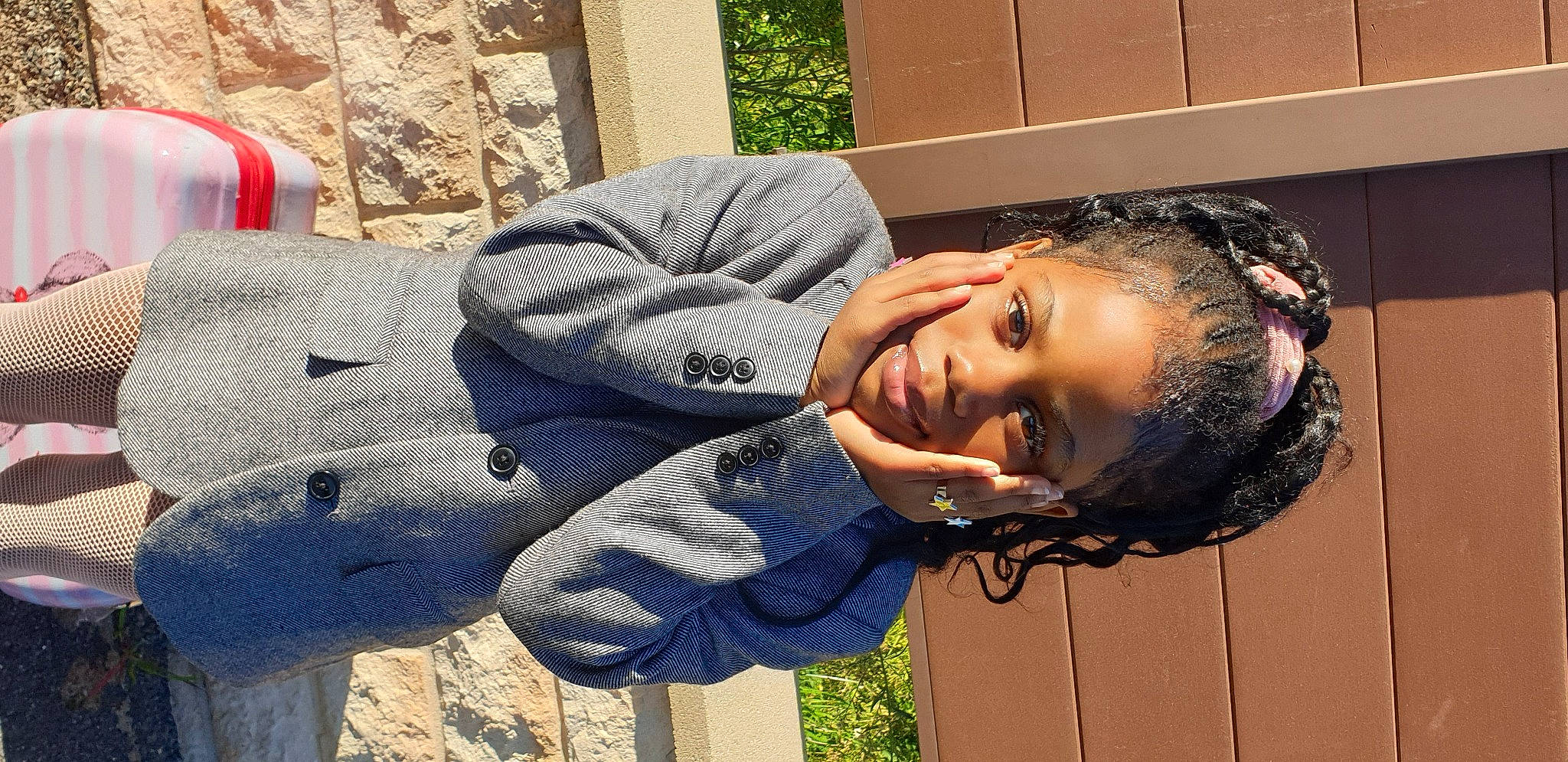 Alexia participe au concours pour gagner de l'argent avec cette photo : child, cool, denim, electric_blue, eyewear, fun, grass, hairstyle, happy, jewellery, leisure, person, plant, skin, smile, street_fashion, temple, tree, vacation, wood