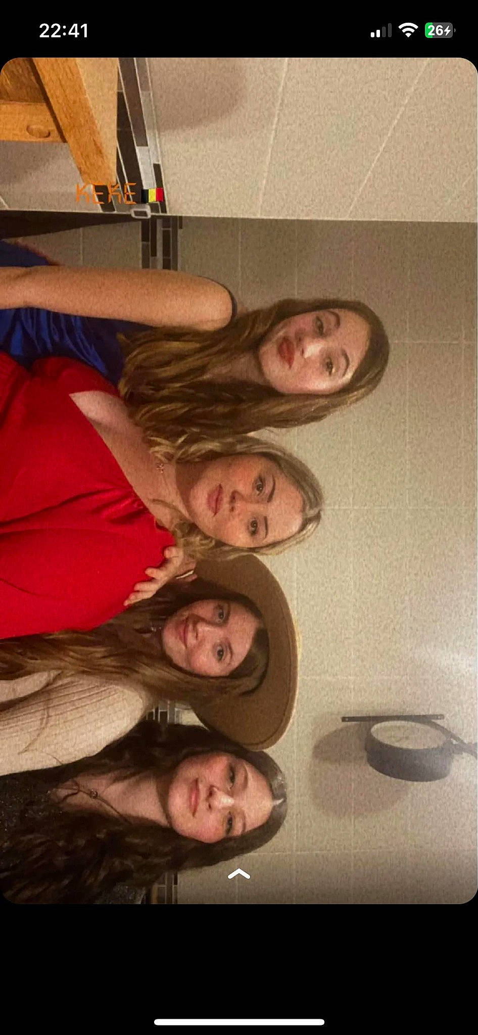 Melina a rejoint le concours — aidez-le/la à gagner de superbes lots ! black_hair, comfort, event, eye, flash_photography, friendship, fun, gesture, happy, head, headwear, joy, leg, long_hair, mouth, nose, person, room, selfie, smile