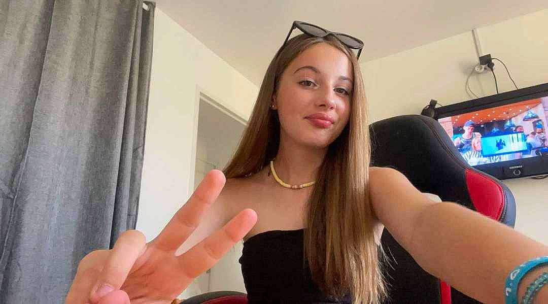 Melina a rejoint le concours — aidez-le/la à gagner de superbes lots ! arm, black_hair, chest, eyelash, eyewear, finger, fun, gesture, goggles, hand, human_leg, joy, lip, long_hair, muscle, person, smile, sunglasses, tableware, thigh