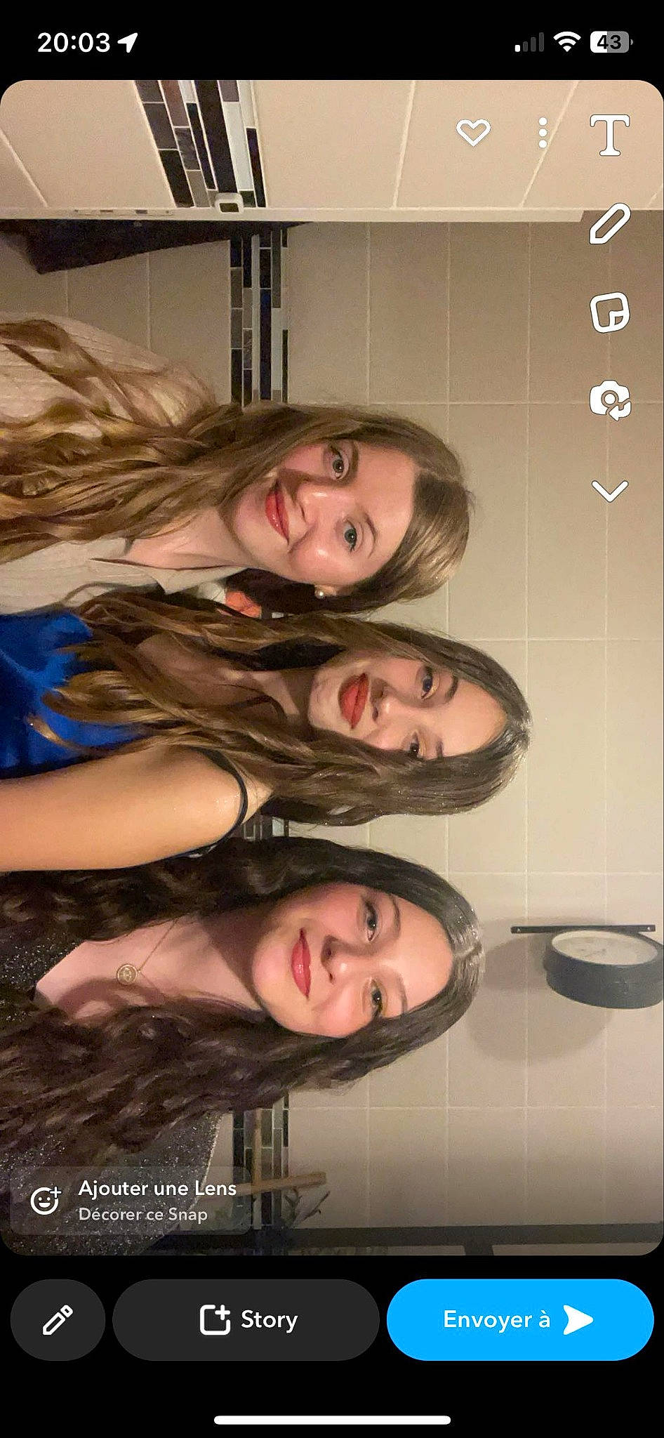 Melina a rejoint le concours — aidez-le/la à gagner de superbes lots ! black_hair, eye, eyebrow, eyelash, face, facial_expression, flash_photography, fun, gesture, hair, hairstyle, happy, head, joy, lip, long_hair, mammal, mouth, nose, person