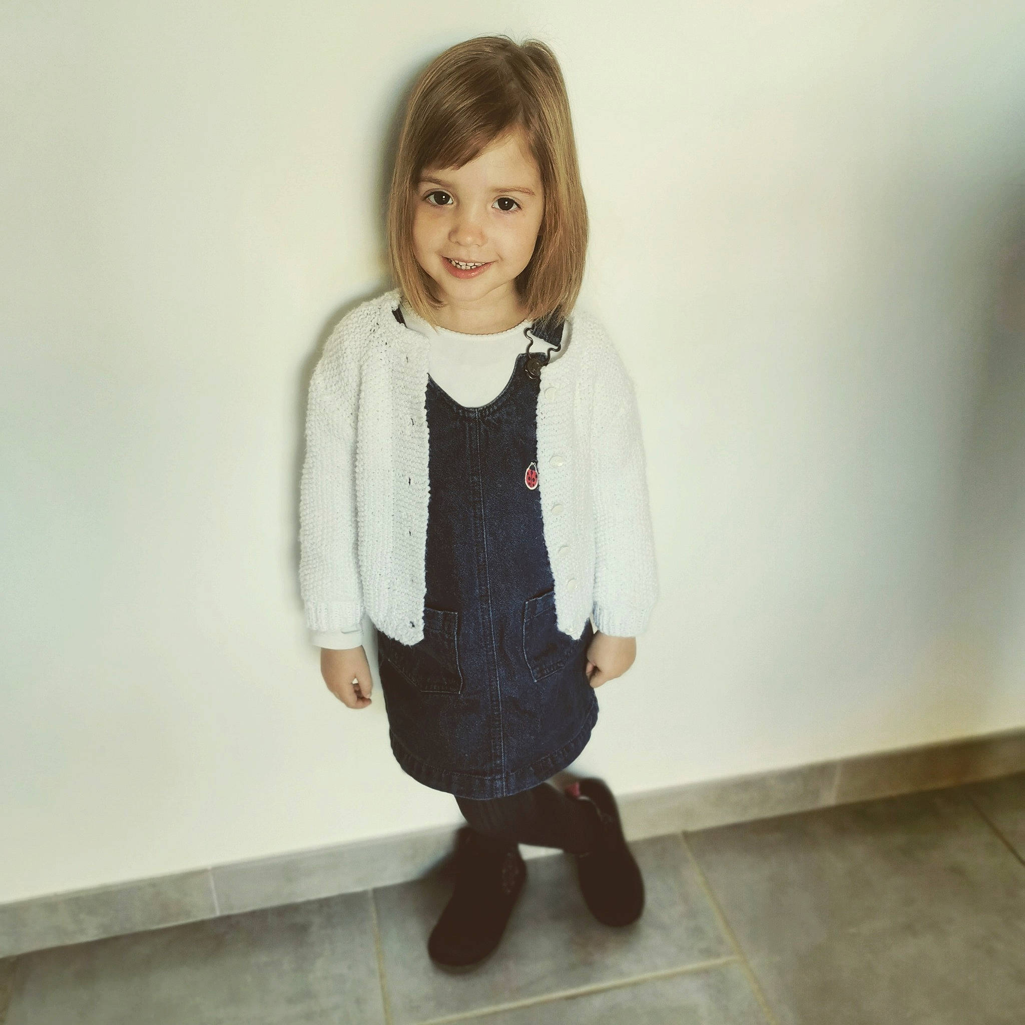 Liya participe au concours pour gagner de l'argent avec cette photo : arm, baby_toddler_clothing, blazer, collar, denim, dress_shirt, face, fashion_design, flash_photography, flooring, hair, happy, joy, knee, leg, neck, person, sleeve, smile, street_fashion