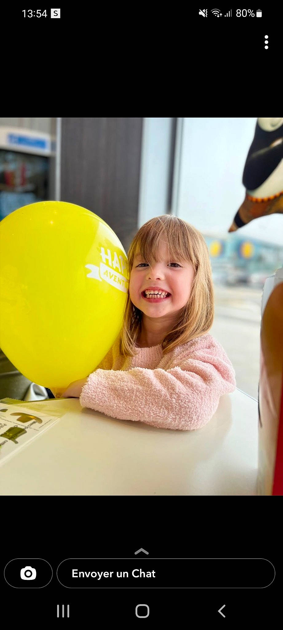 Liya a rejoint le concours — aidez-le/la à gagner de superbes lots ! automotive_design, balloon, blond, child, design, event, facial_expression, fashion, fun, hairstyle, happy, human, joy, leisure, party_supply, person, product, recreation, room, sitting