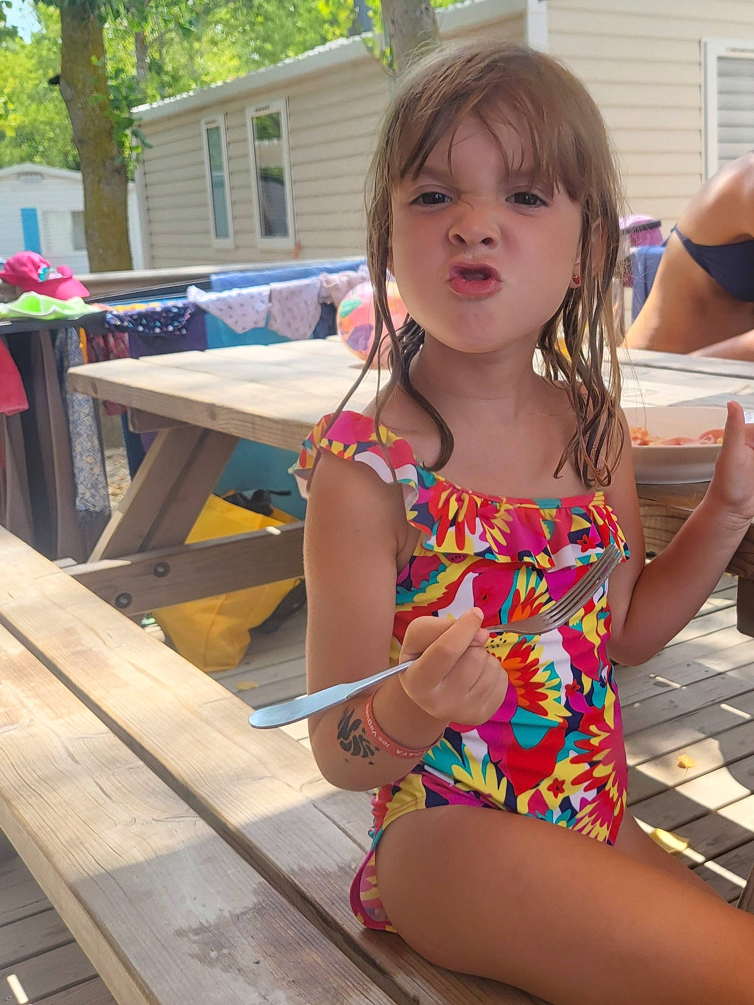 Liya participe au concours pour gagner de l'argent avec cette photo : blond, child, eye, foot, fun, human_leg, leisure, outdoor_furniture, outdoor_table, person, pink, play, recreation, summer, swimwear, thigh, toddler, tree, underpants, window