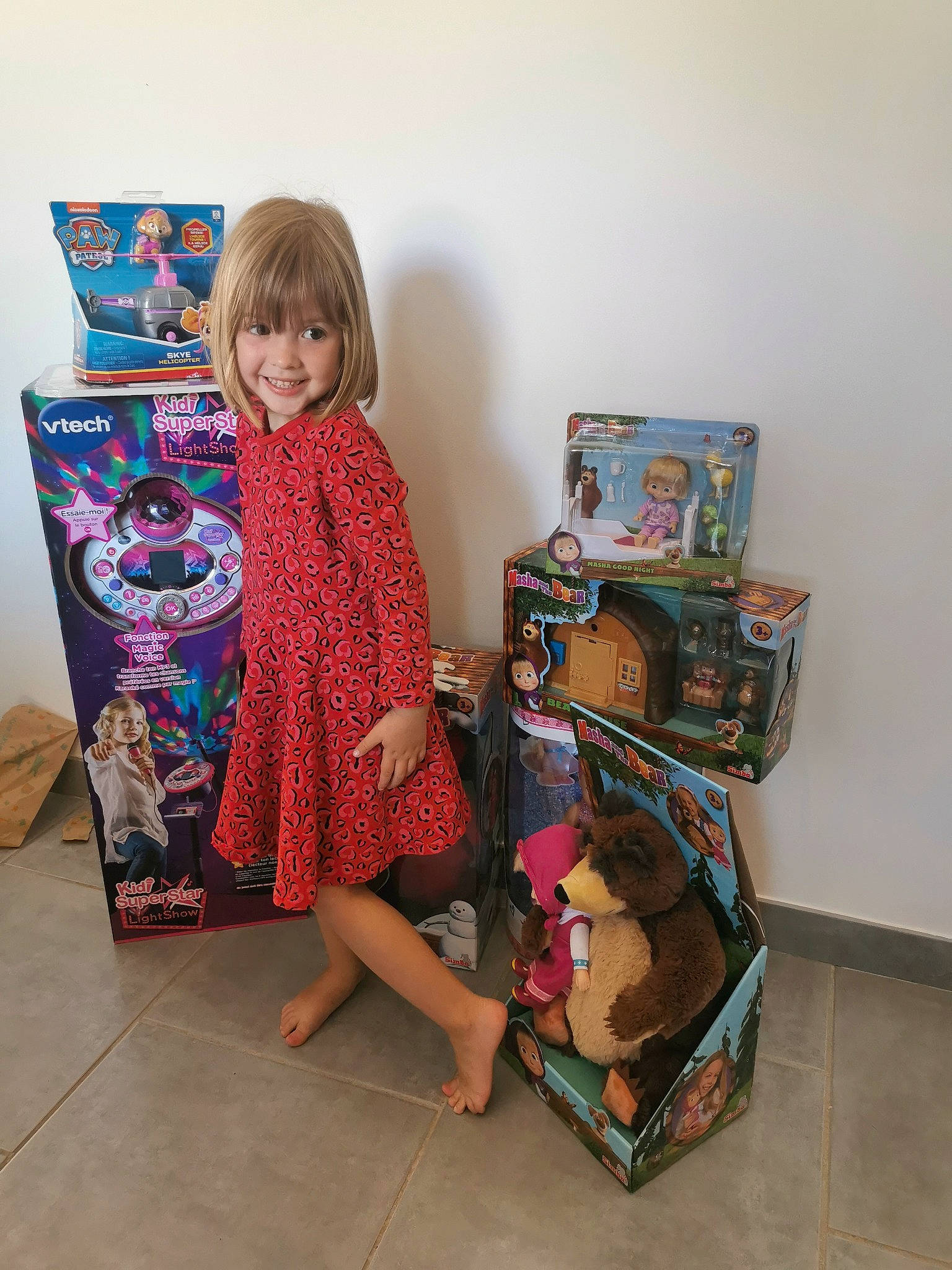 Liya participe au concours pour gagner de l'argent avec cette photo : art, bag, box, child, fashion_design, floor, flooring, fun, joy, linens, luggage_and_bags, pattern, person, play, room, sandal, sitting, smile, textile, toddler