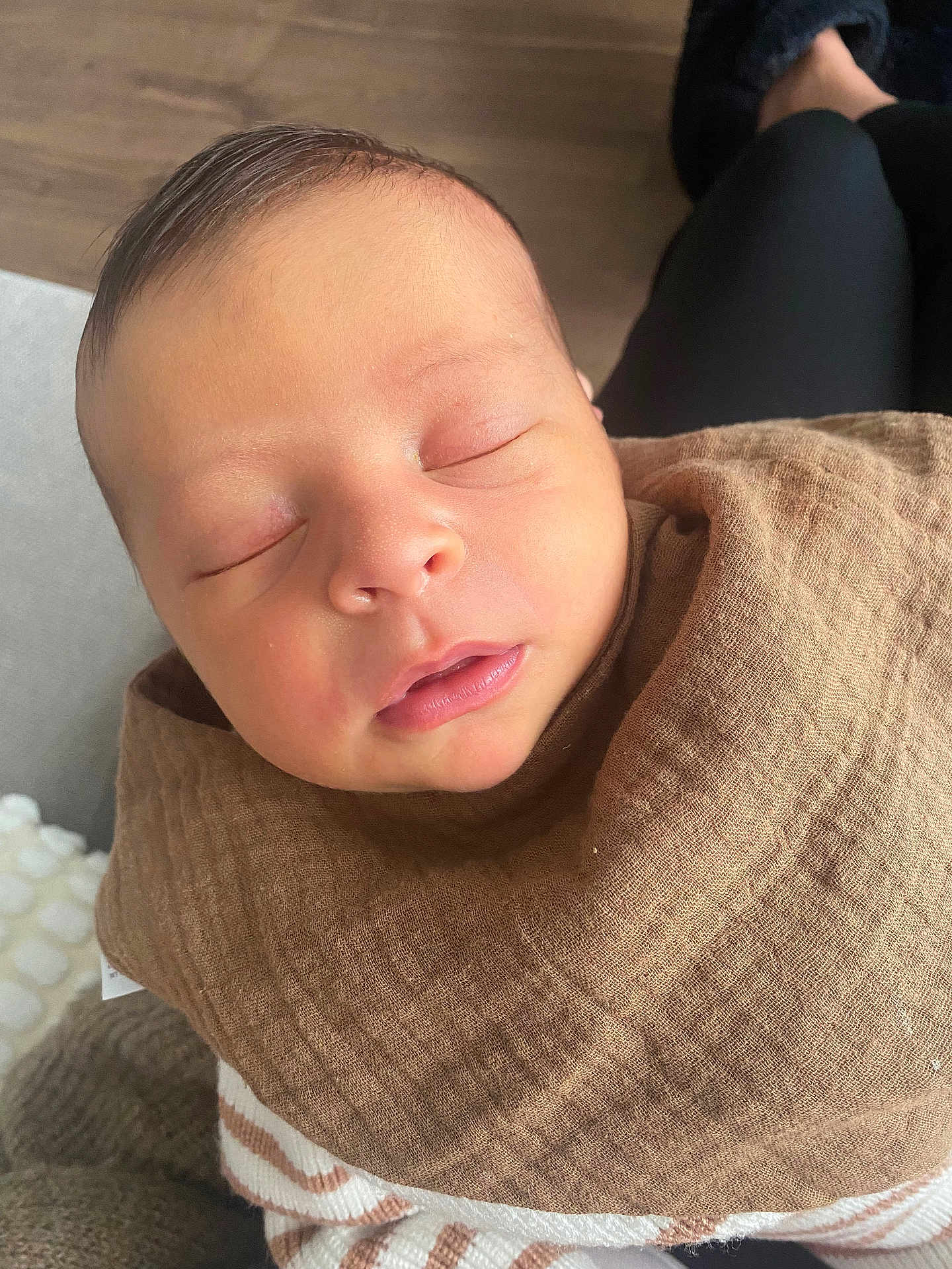 Zack participe au concours pour gagner de l'argent avec cette photo : newborn, baby, sleeping, face, person, brown_cloth, cozy, indoor, human, infant, closeup, peaceful, resting, legs, lap, blanket, soft, skin, head, comfort